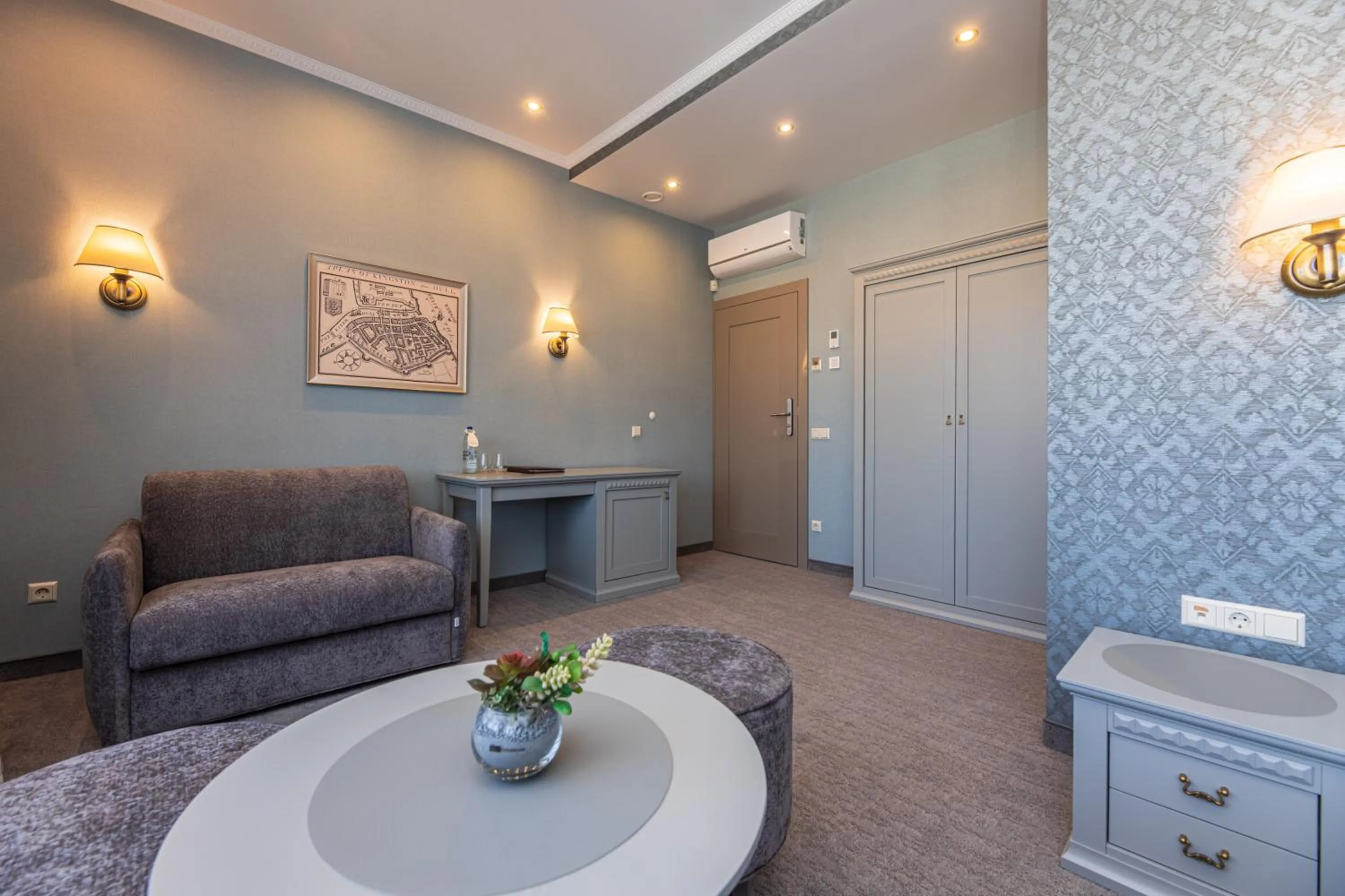 Seating area in Senoji Hansa Hotel