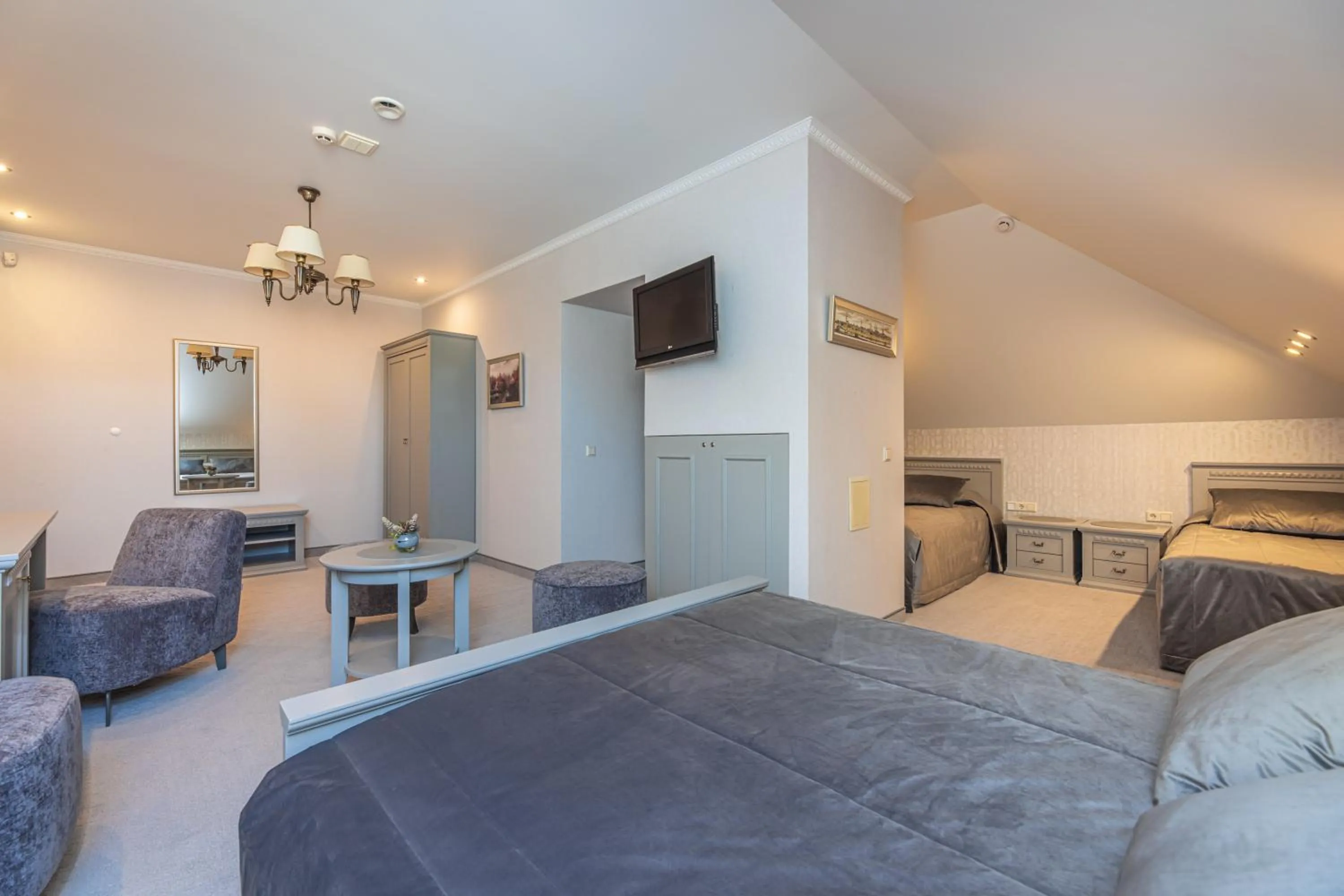 Photo of the whole room, Bed in Senoji Hansa Hotel