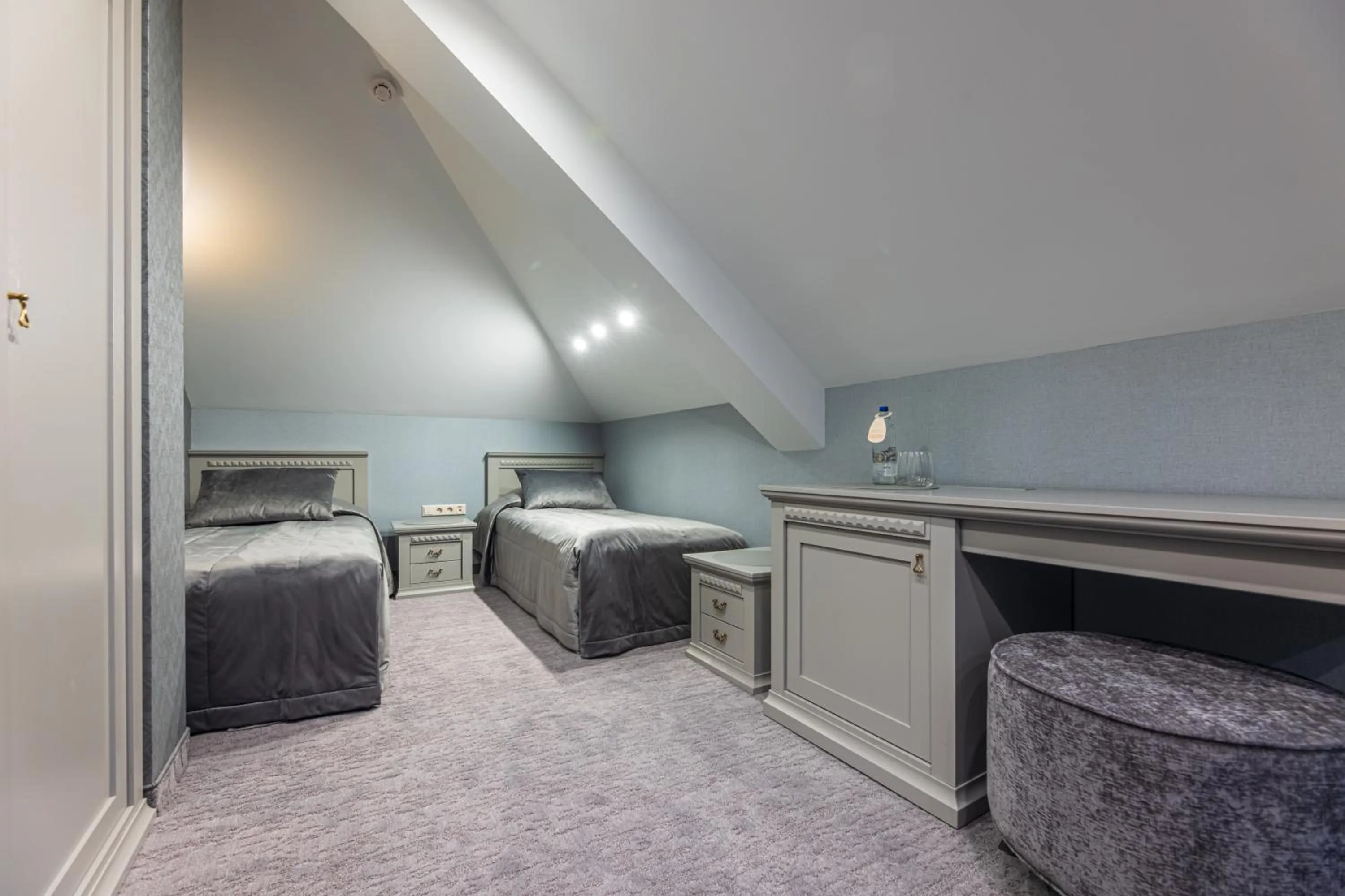 Bed in Senoji Hansa Hotel