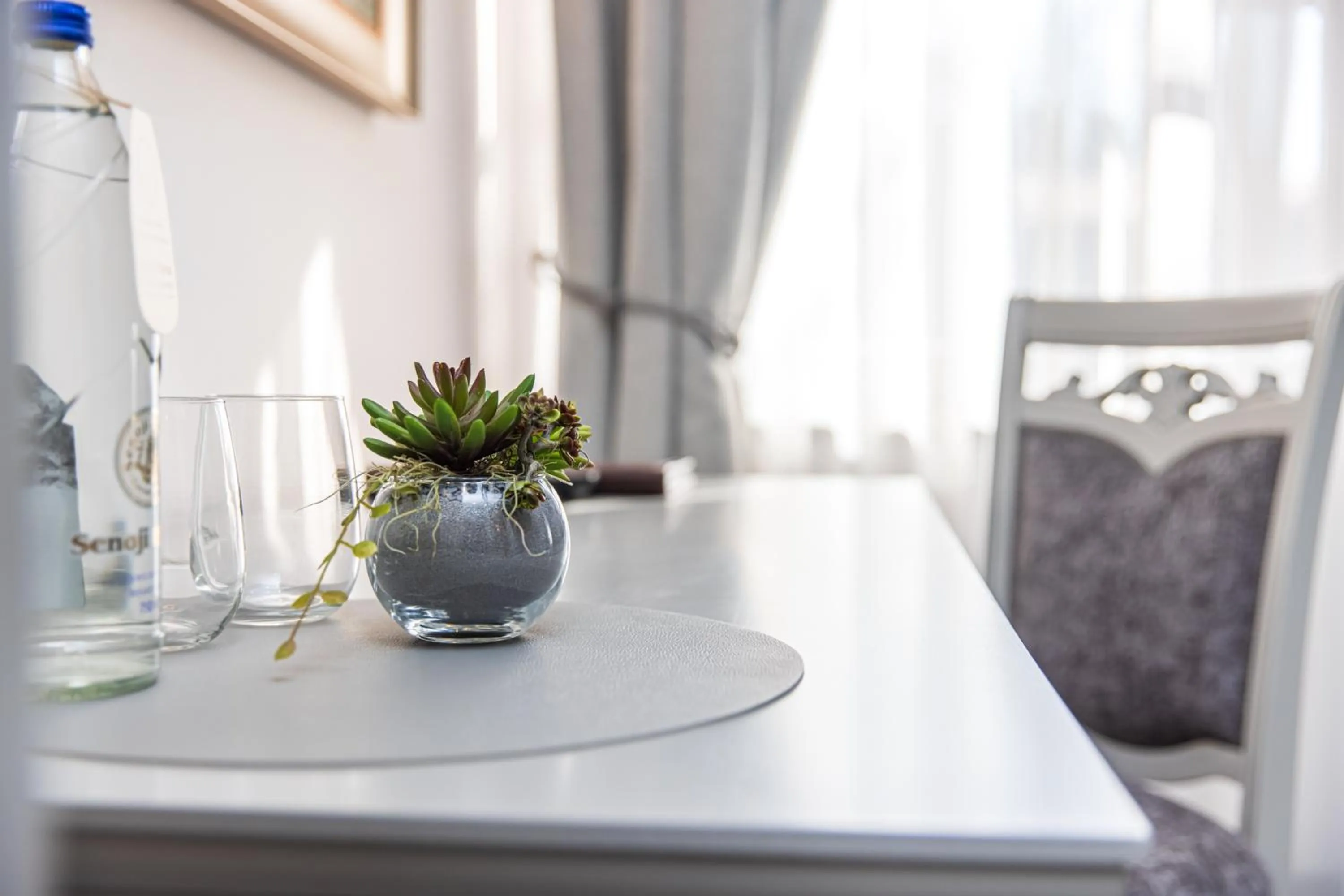 Seating area in Senoji Hansa Hotel