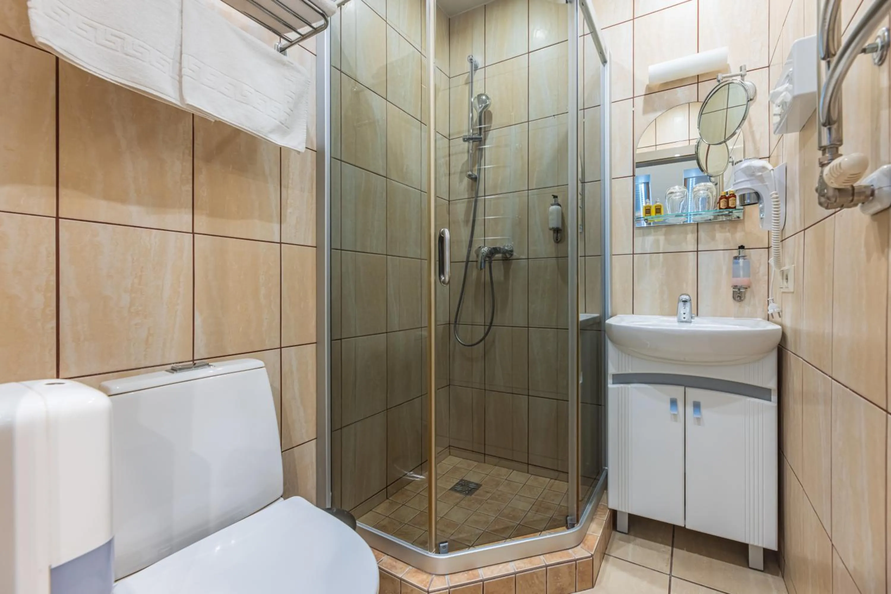 Bathroom in Senoji Hansa Hotel