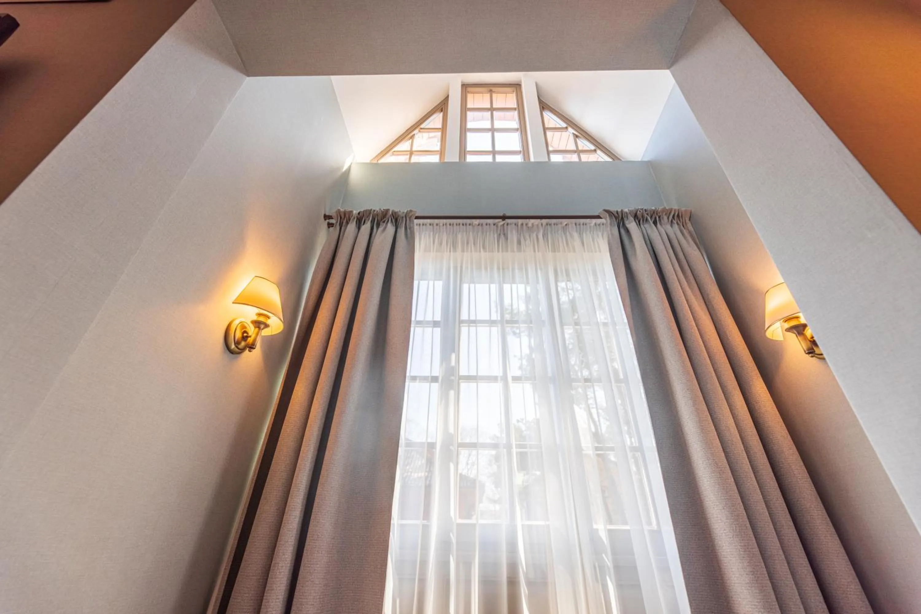 Photo of the whole room in Senoji Hansa Hotel