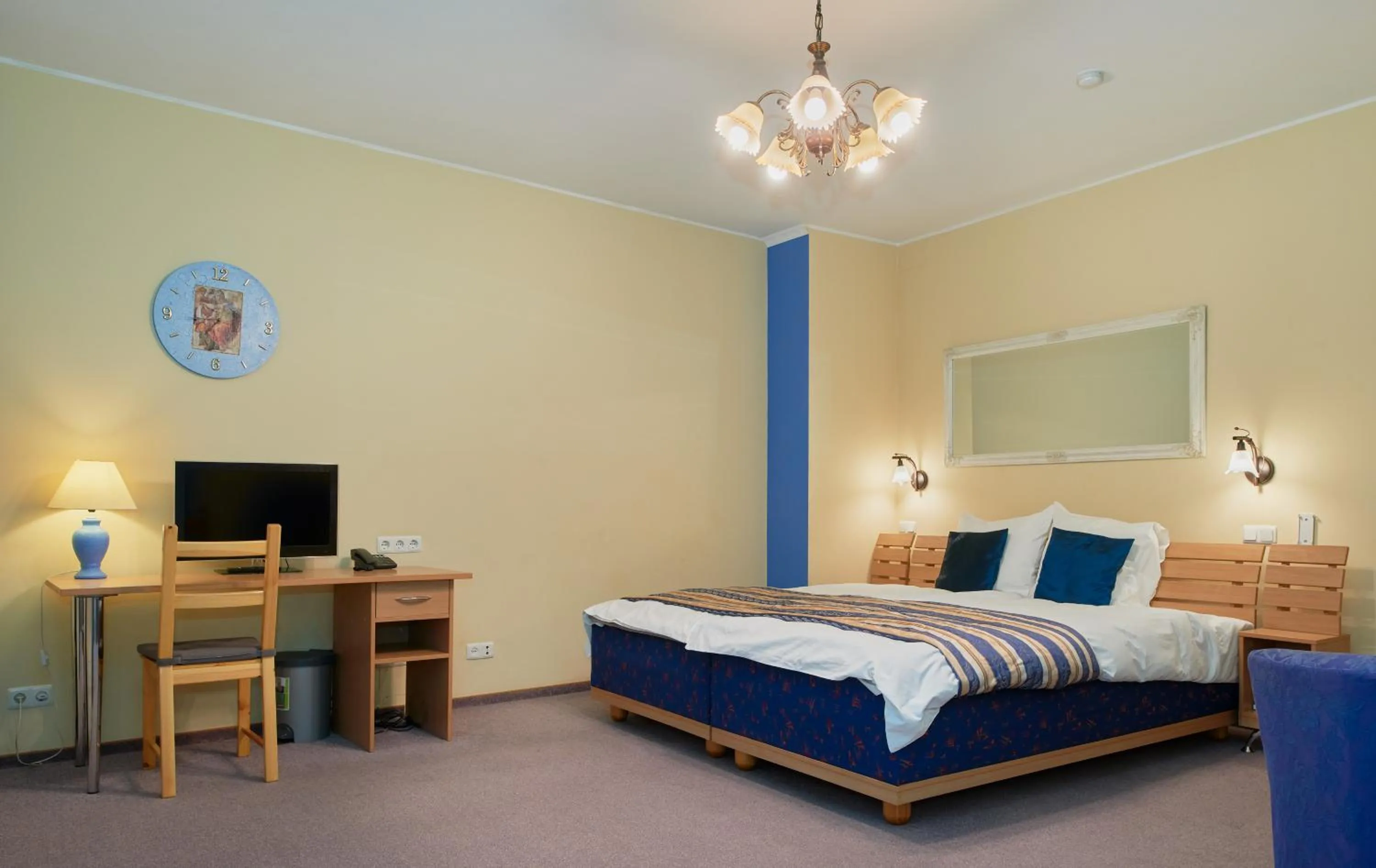 Communal lounge/ TV room, Bed in Angel Town Hall Apartments