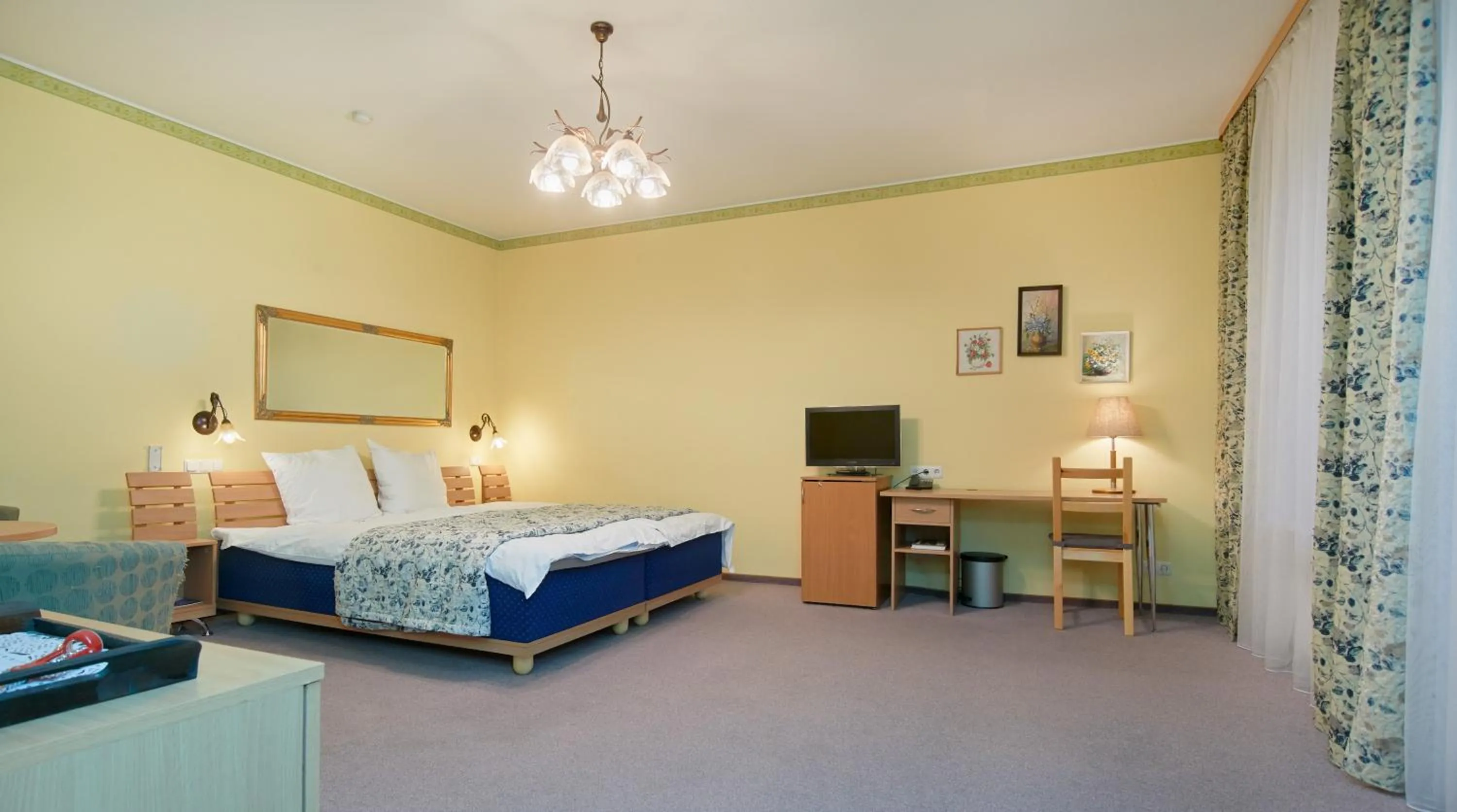 Photo of the whole room, Bed in Angel Town Hall Apartments