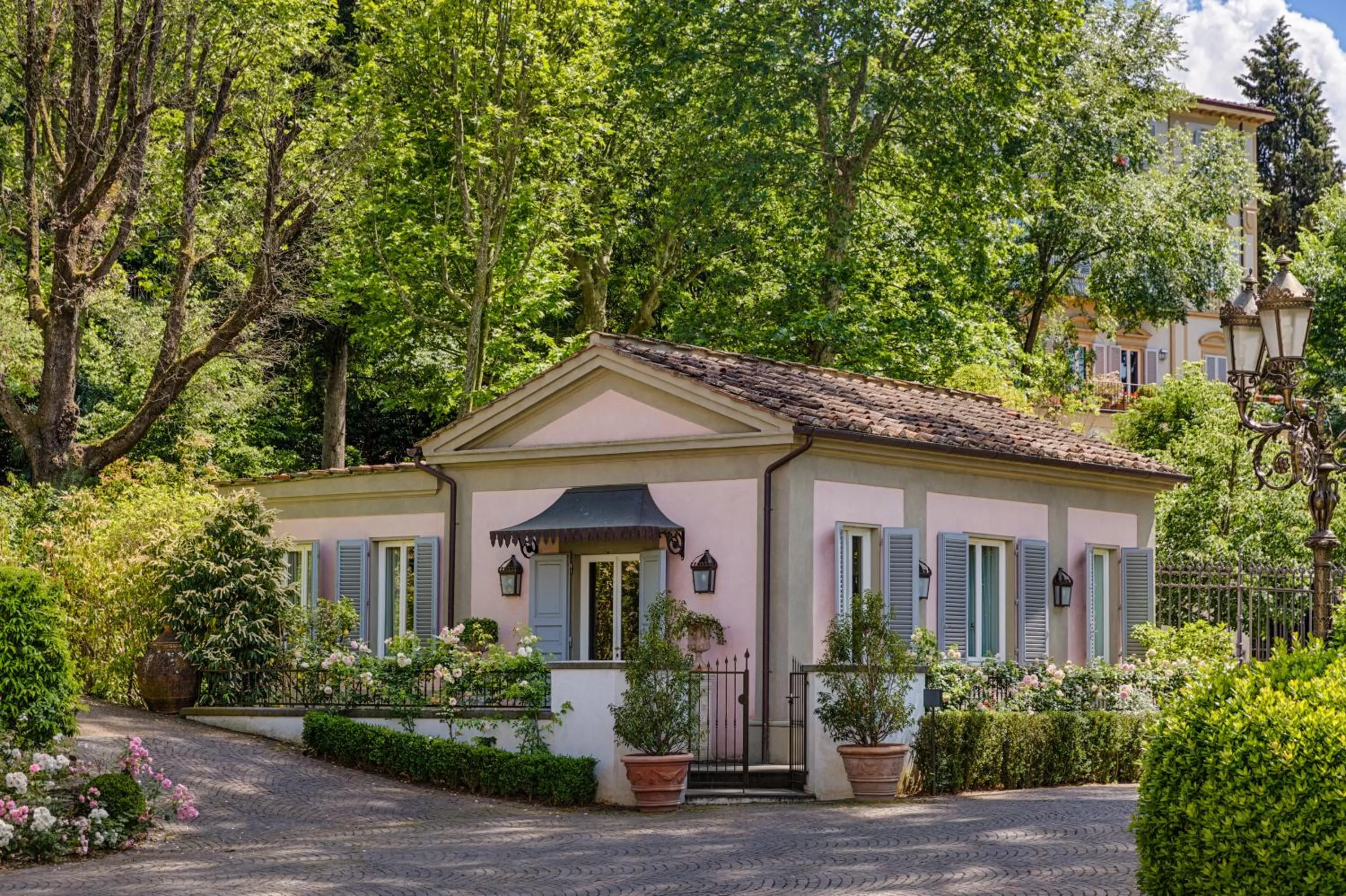 Property building in Villa Cora