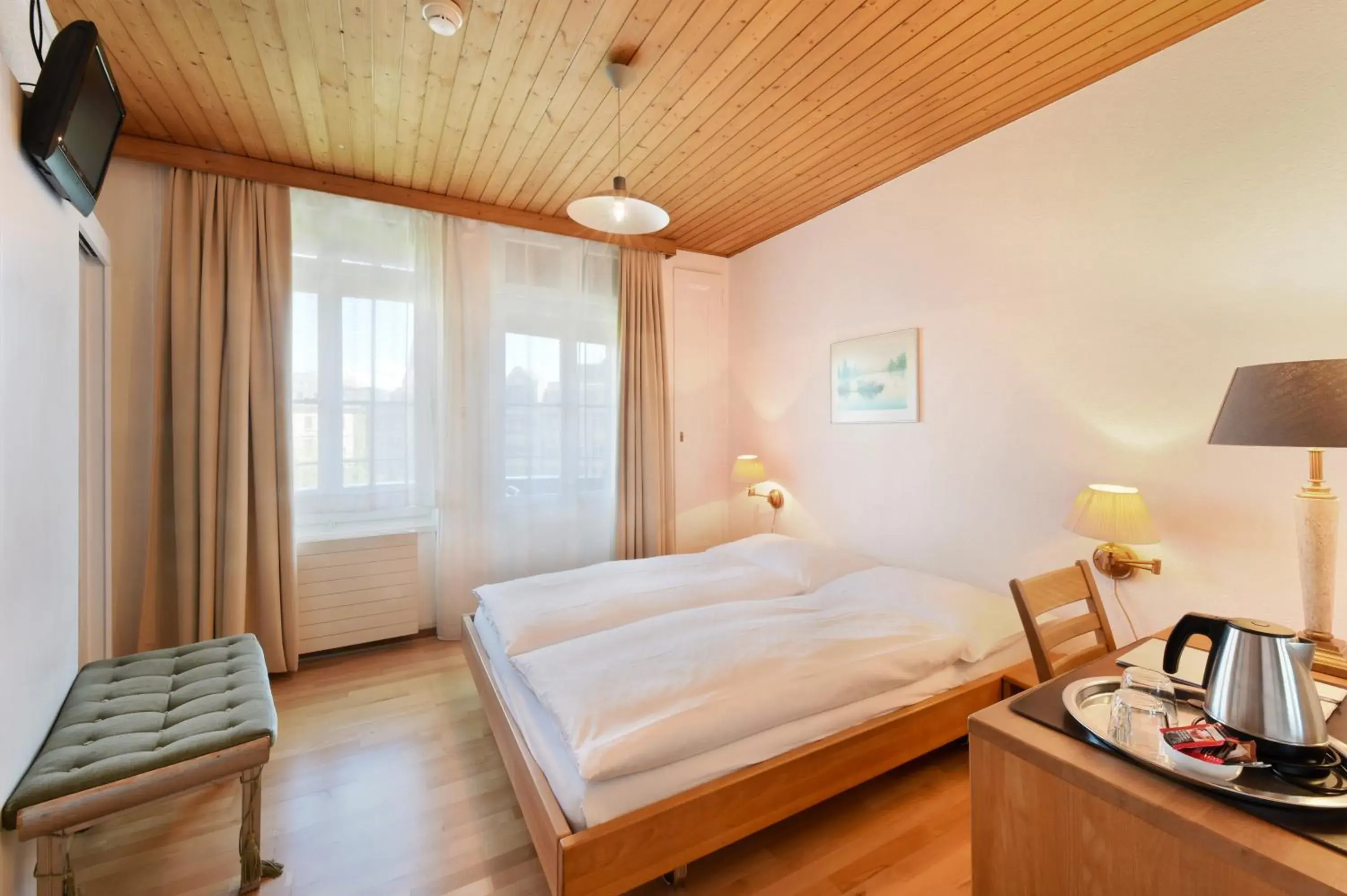 Standard Queen Room in Hotel National Bern Standard Queen Room in Hotel National Bern