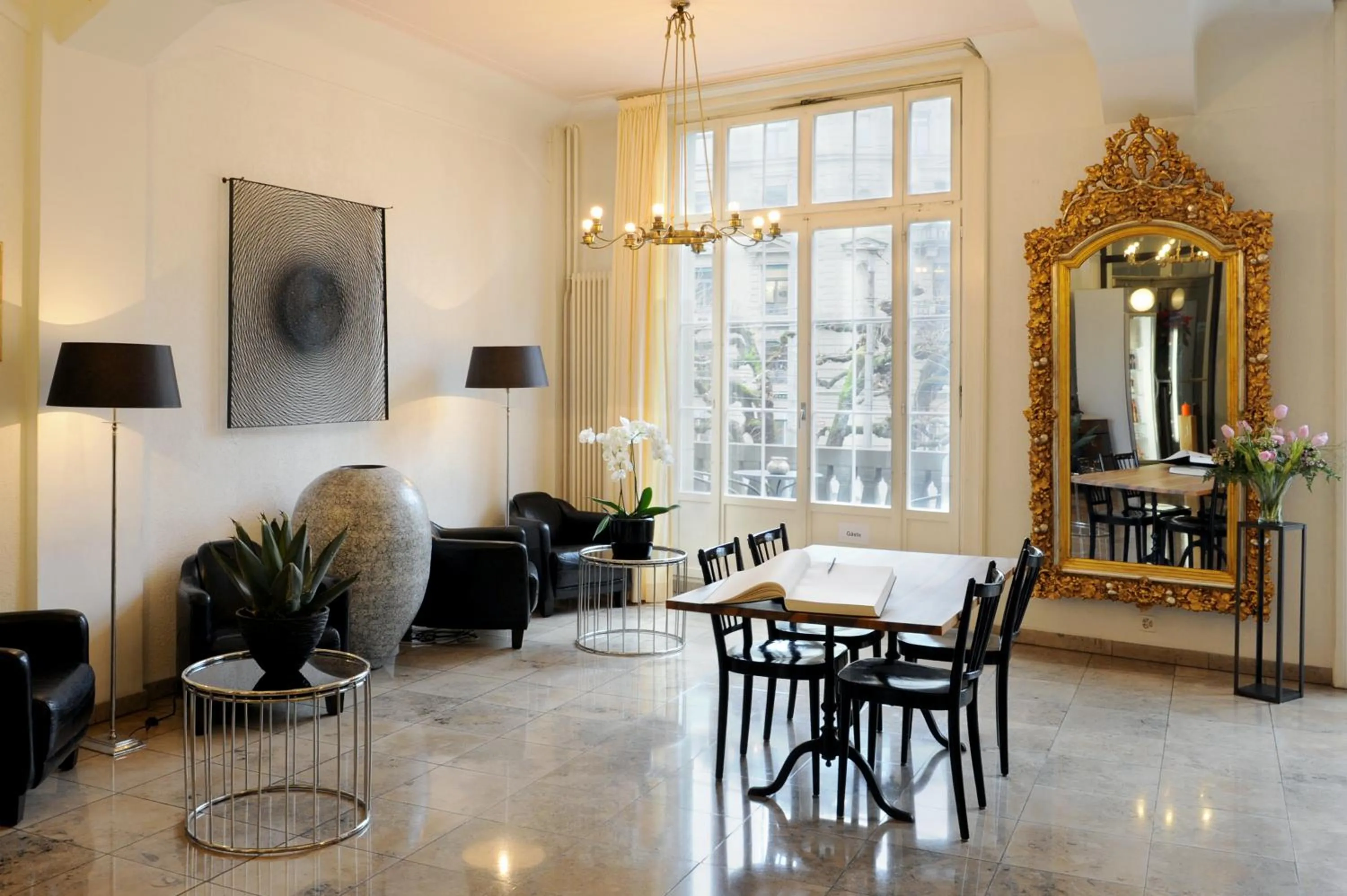 Lobby or reception in Hotel National Bern