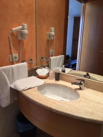 Bathroom in Belvedere Hotel & Villa