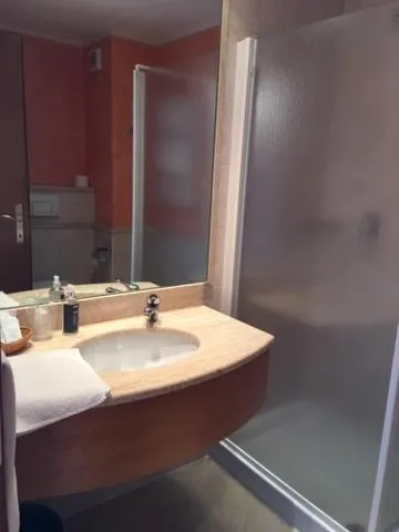 Bathroom in Belvedere Hotel & Villa