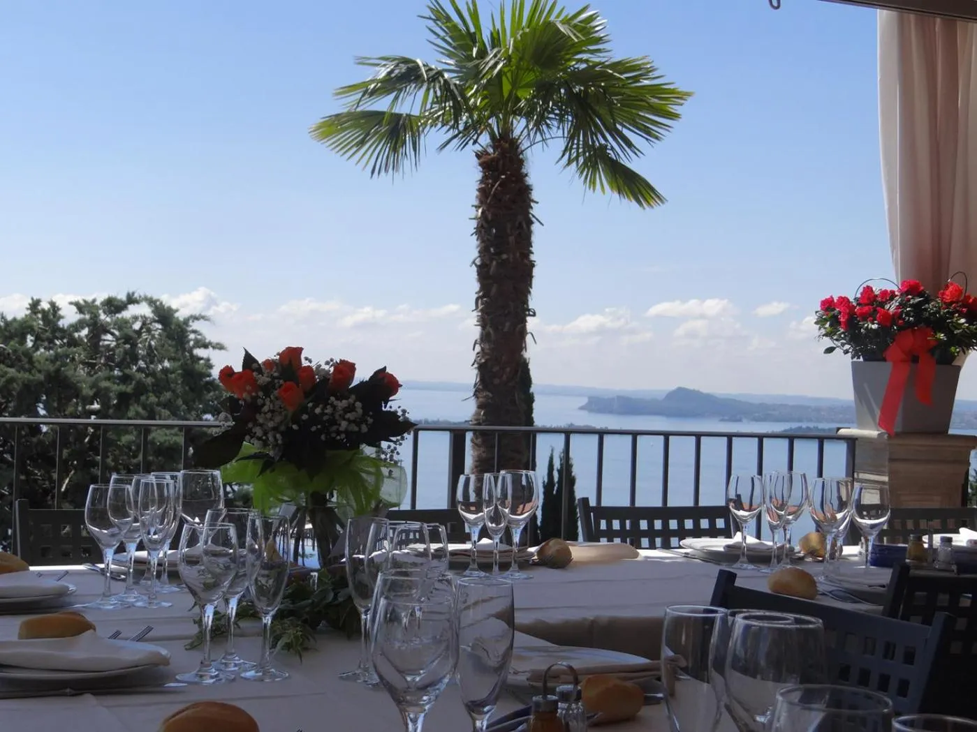 Restaurant/places to eat in Belvedere Hotel & Villa