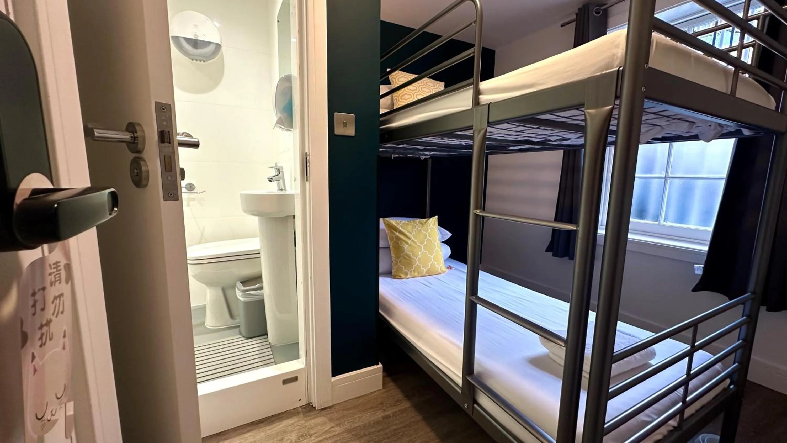 Bedroom, Bed in Smart Camden Inn