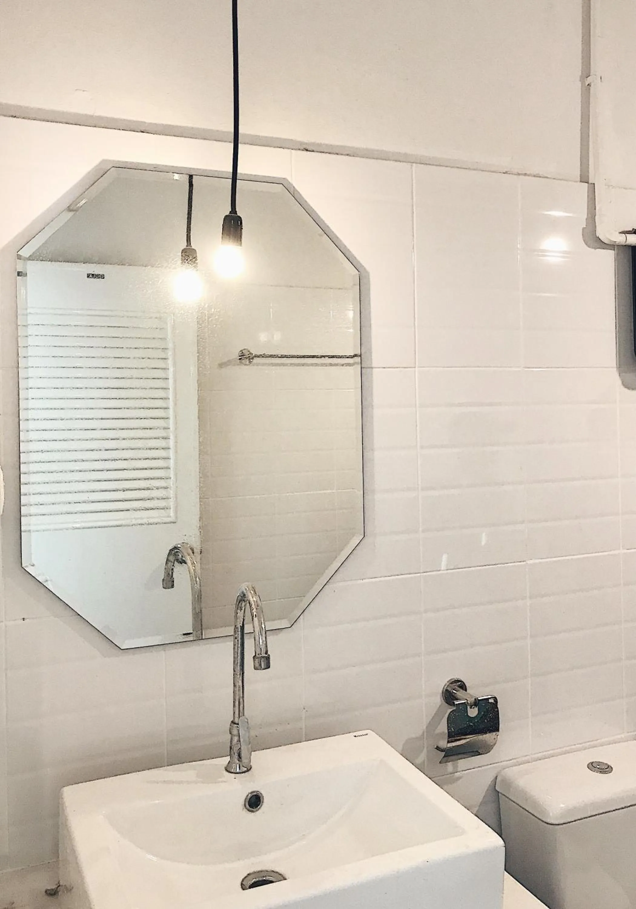 Bathroom in Beige Poshtels + Netflix