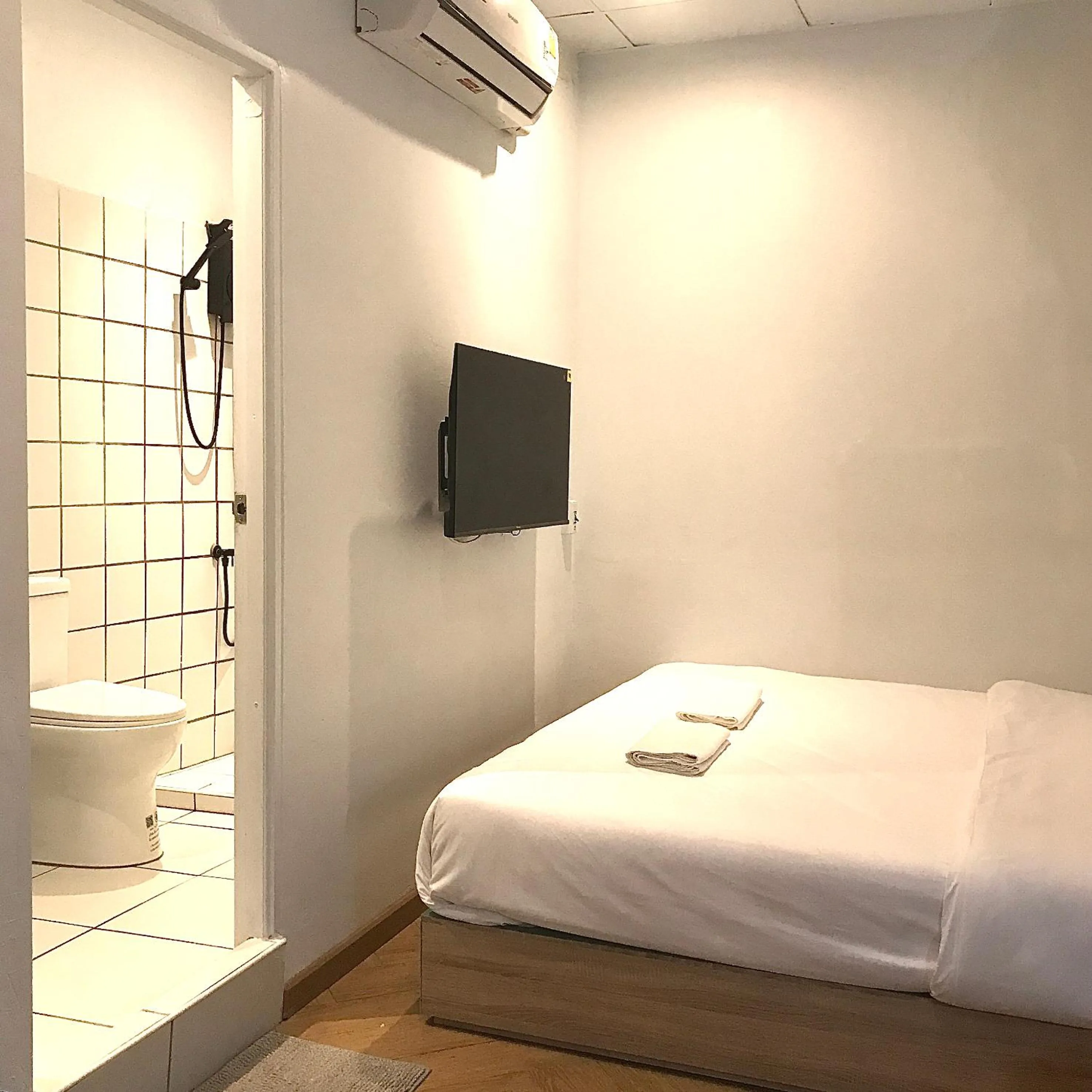 Bathroom, Bed in Beige Poshtels + Netflix