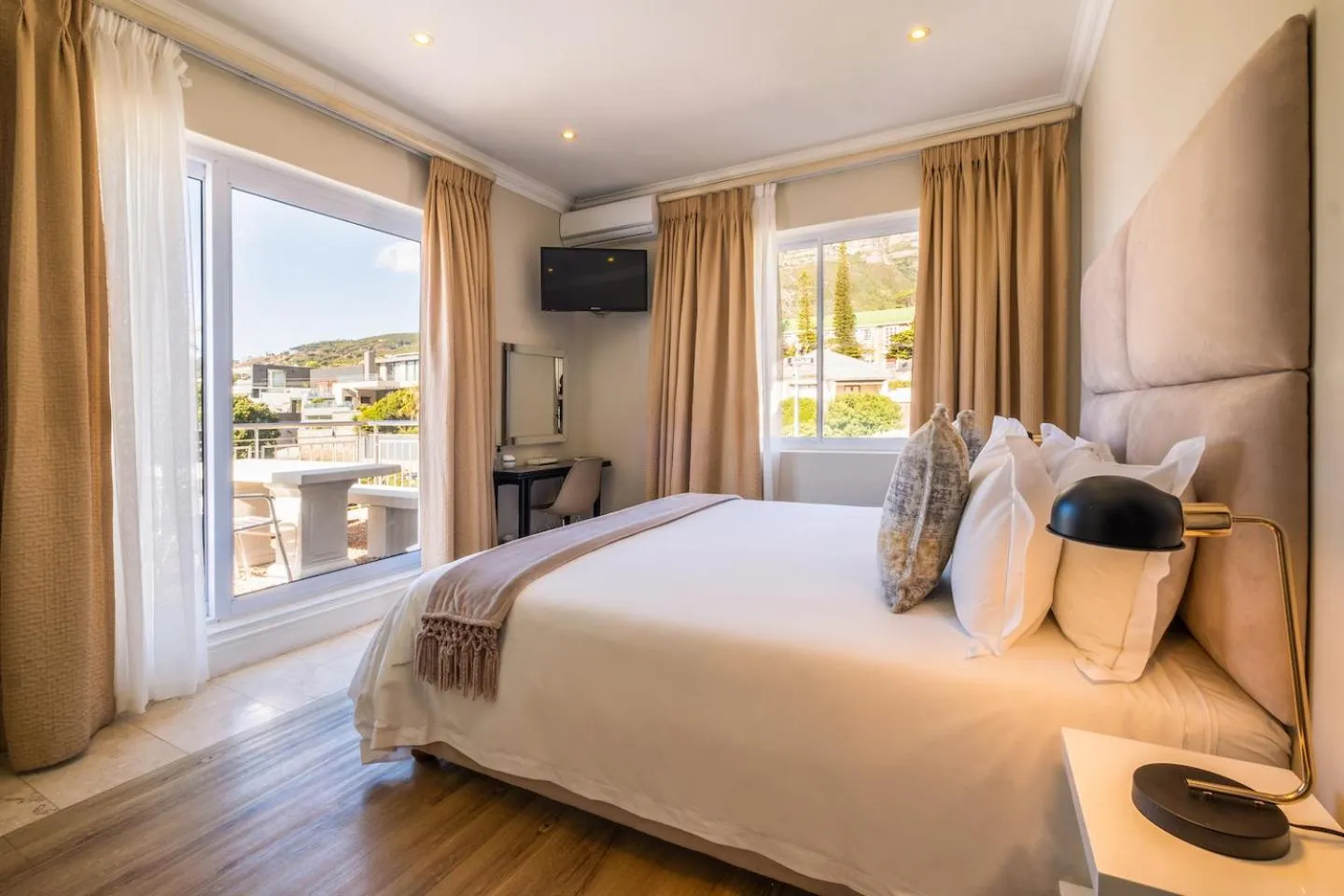 Photo of the whole room, Bed in 3 On Camps Bay