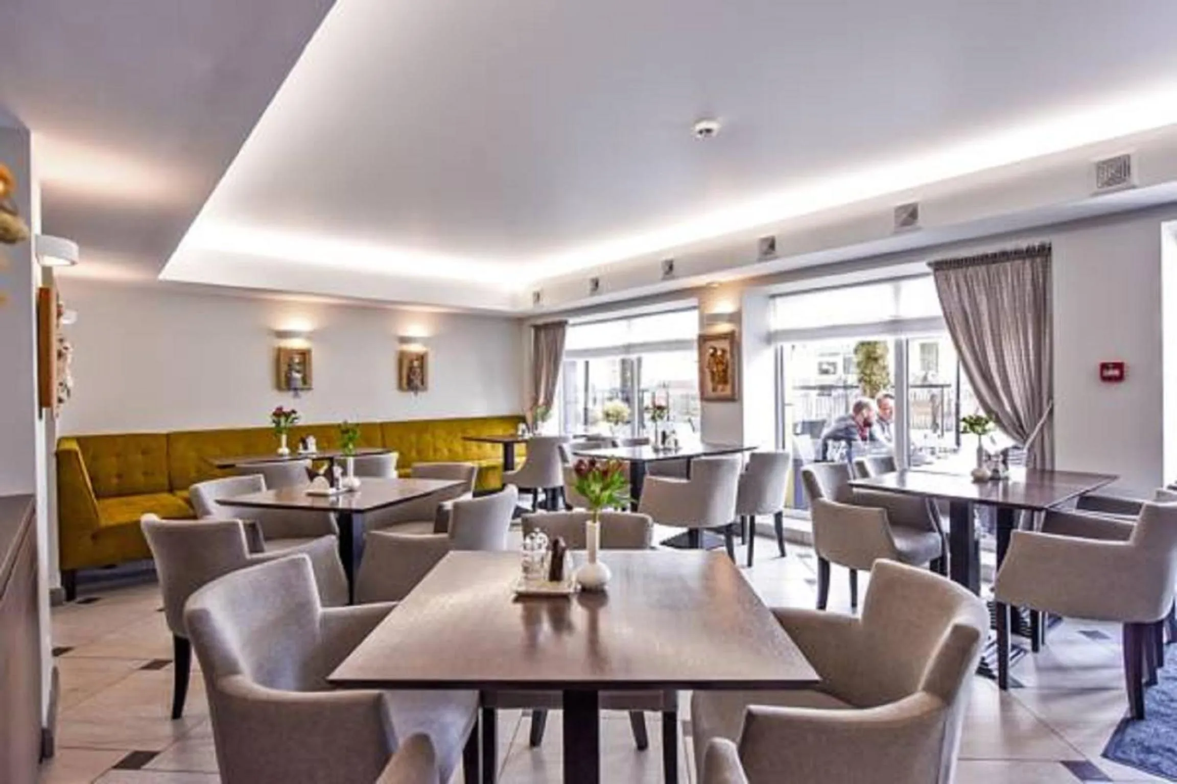 Restaurant/places to eat in Muza Hotel