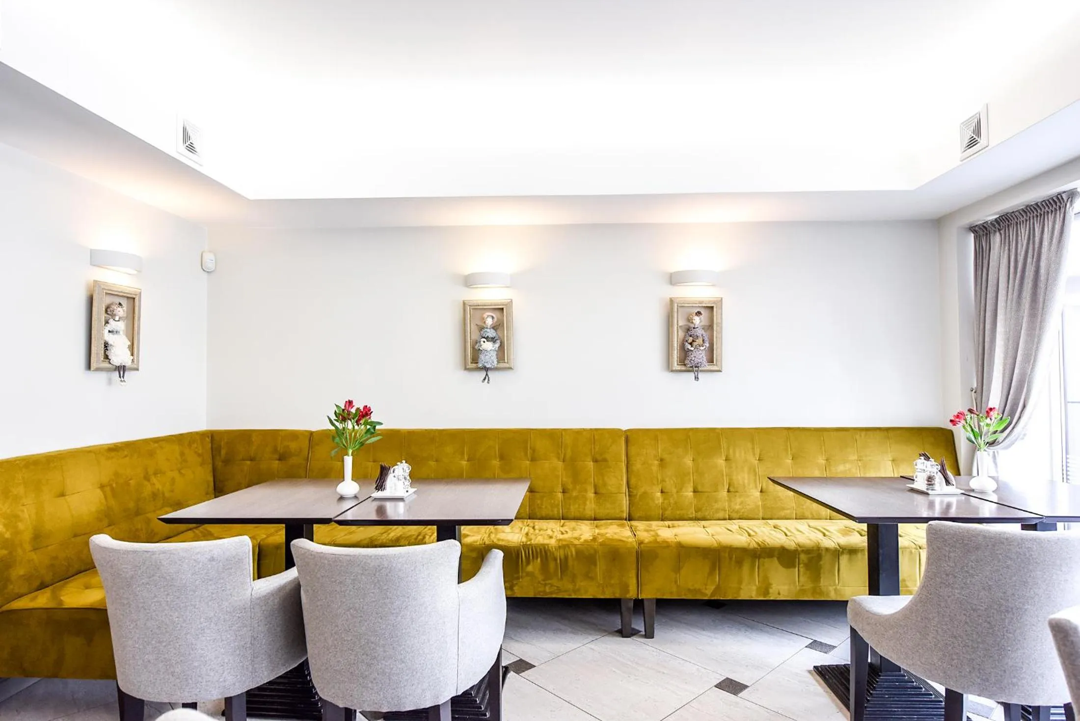 Restaurant/places to eat in Muza Hotel