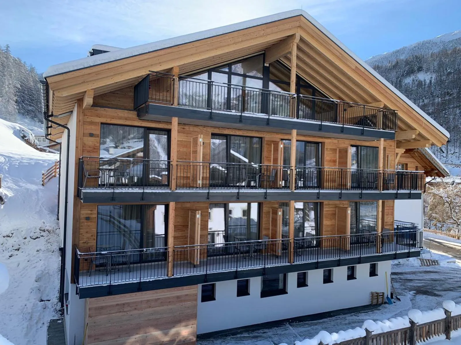 Property building in Urbanhof