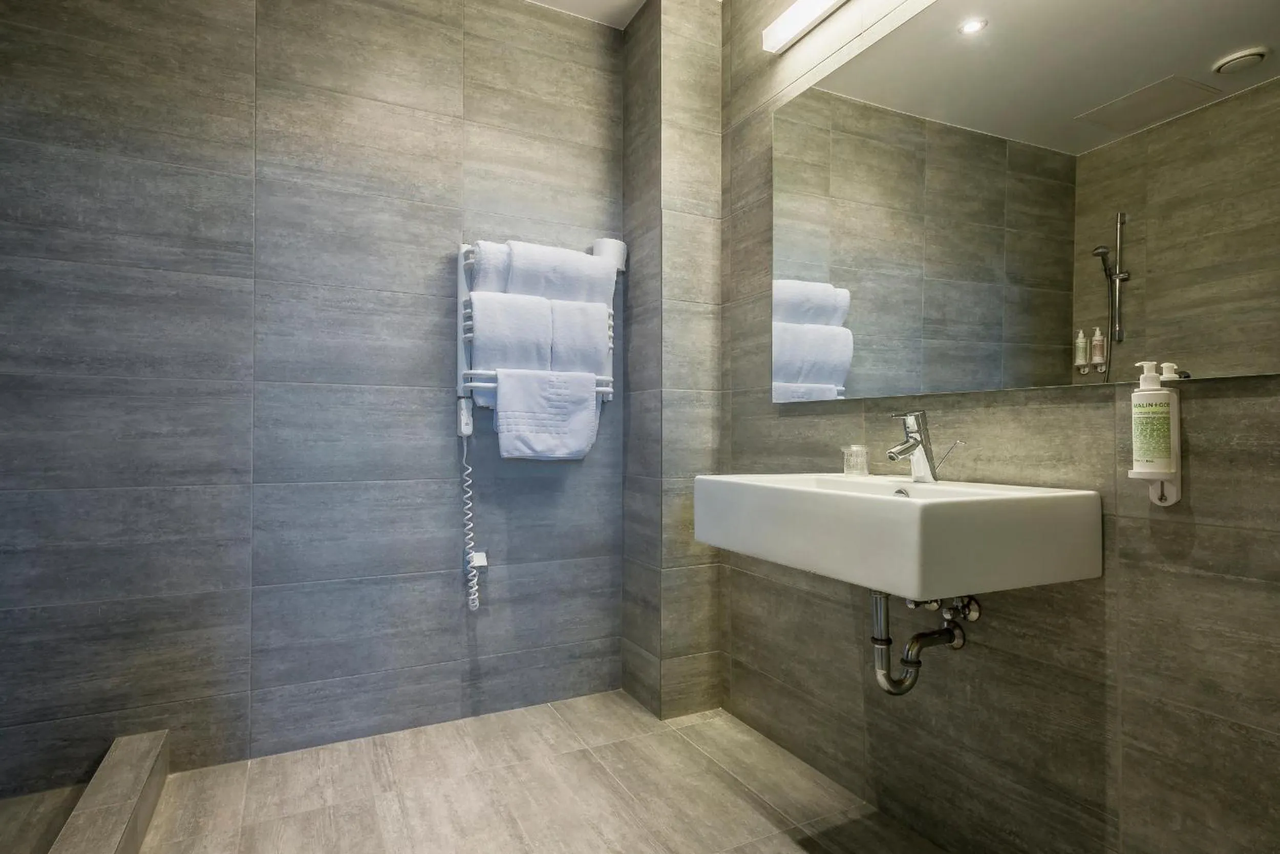 Toilet in Urbihop Hotel