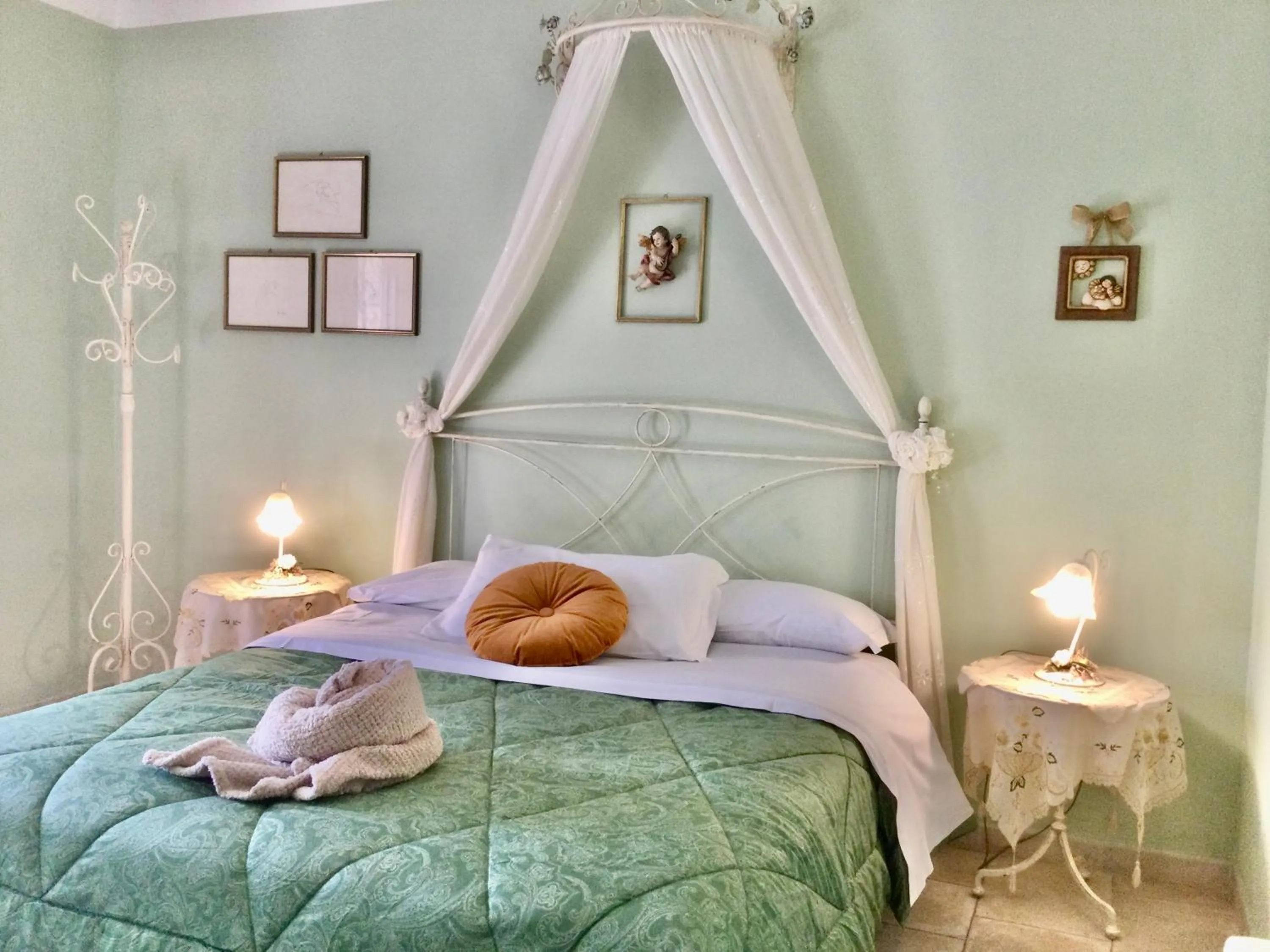 Large Double Room in Mirella Charming