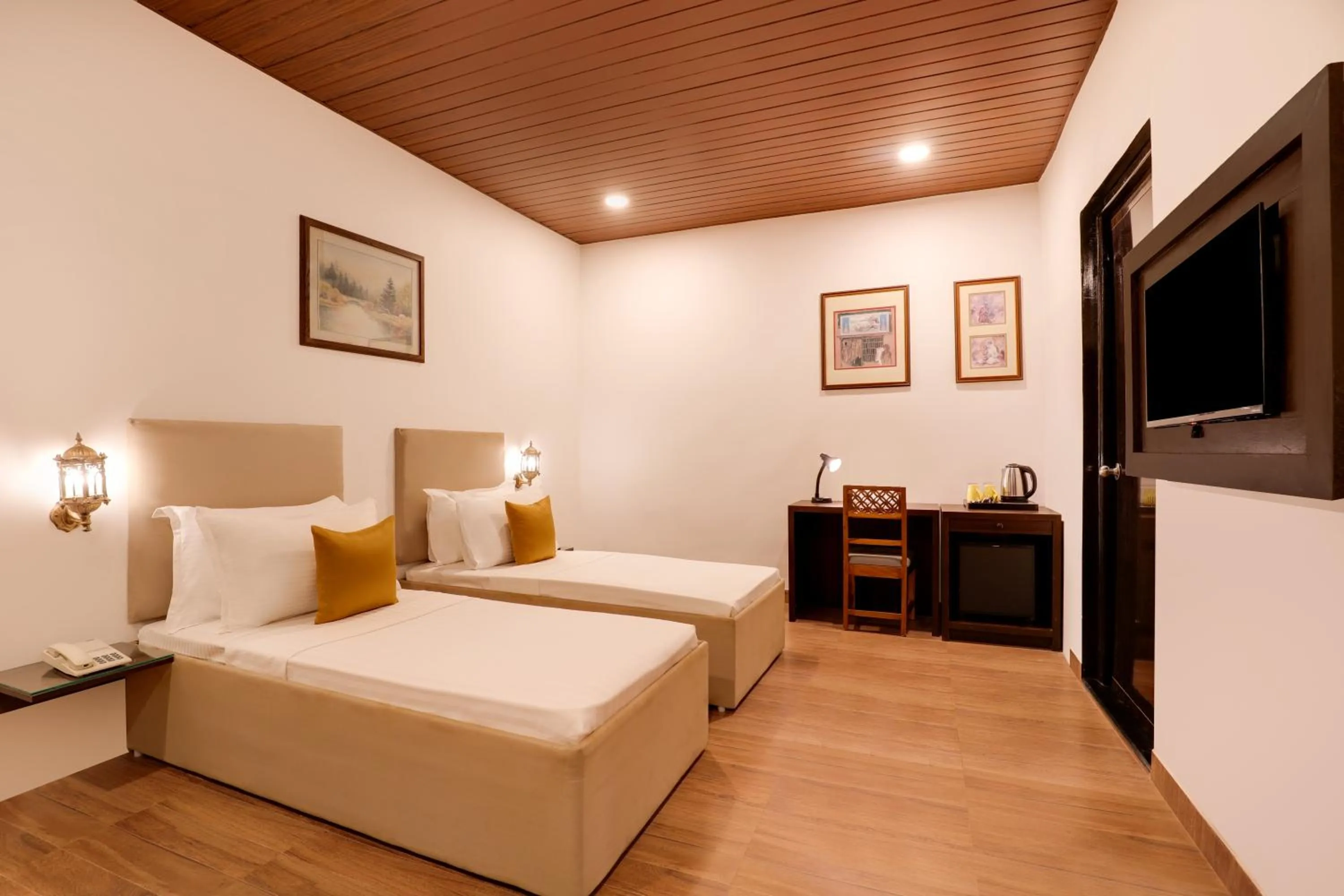 Bedroom, Bed in Lemon Tree Hotel, Dapoli