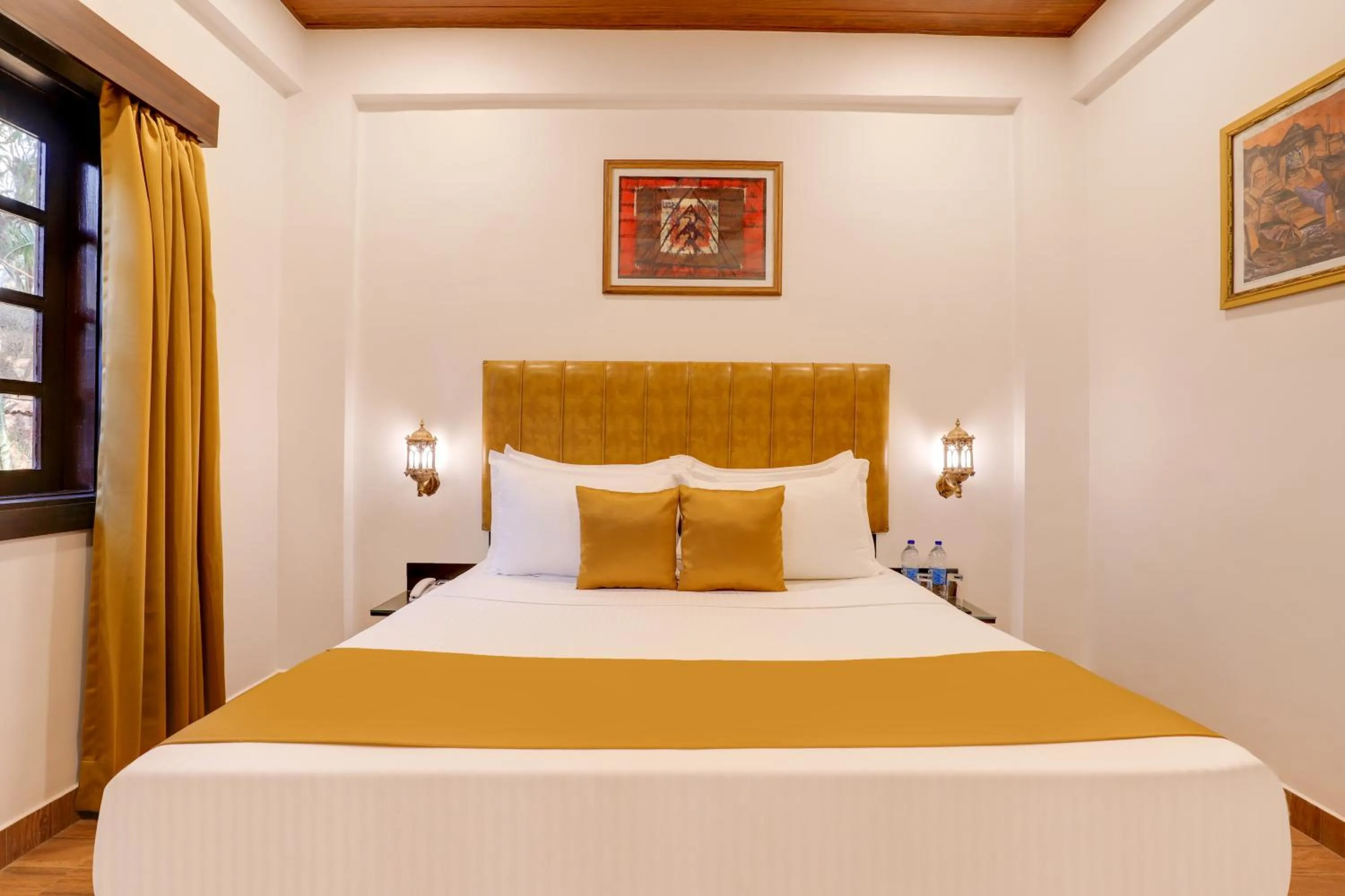 Bedroom, Bed in Lemon Tree Hotel, Dapoli