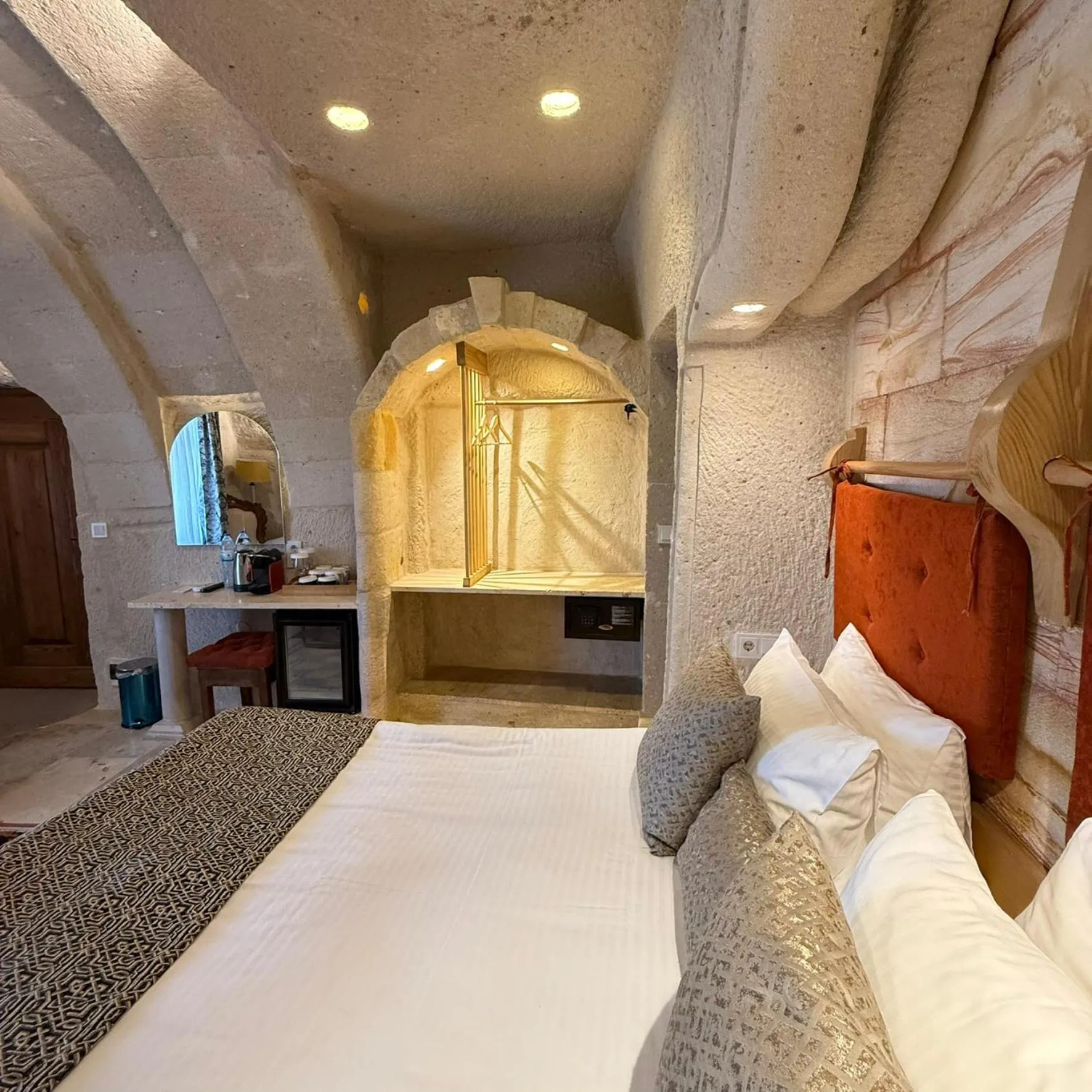 Photo of the whole room, Bed in Local Cave House