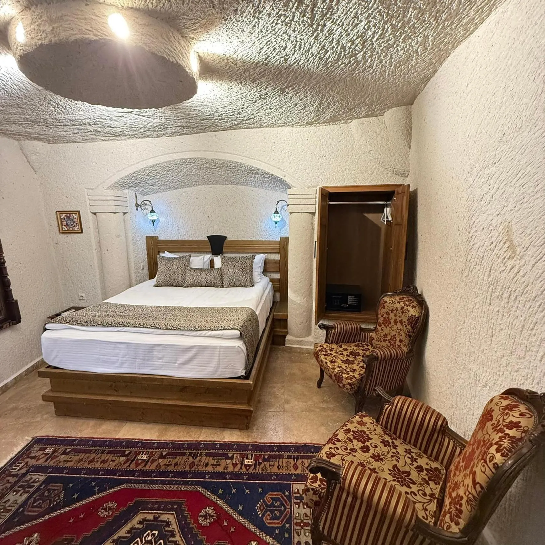 Photo of the whole room, Bed in Local Cave House