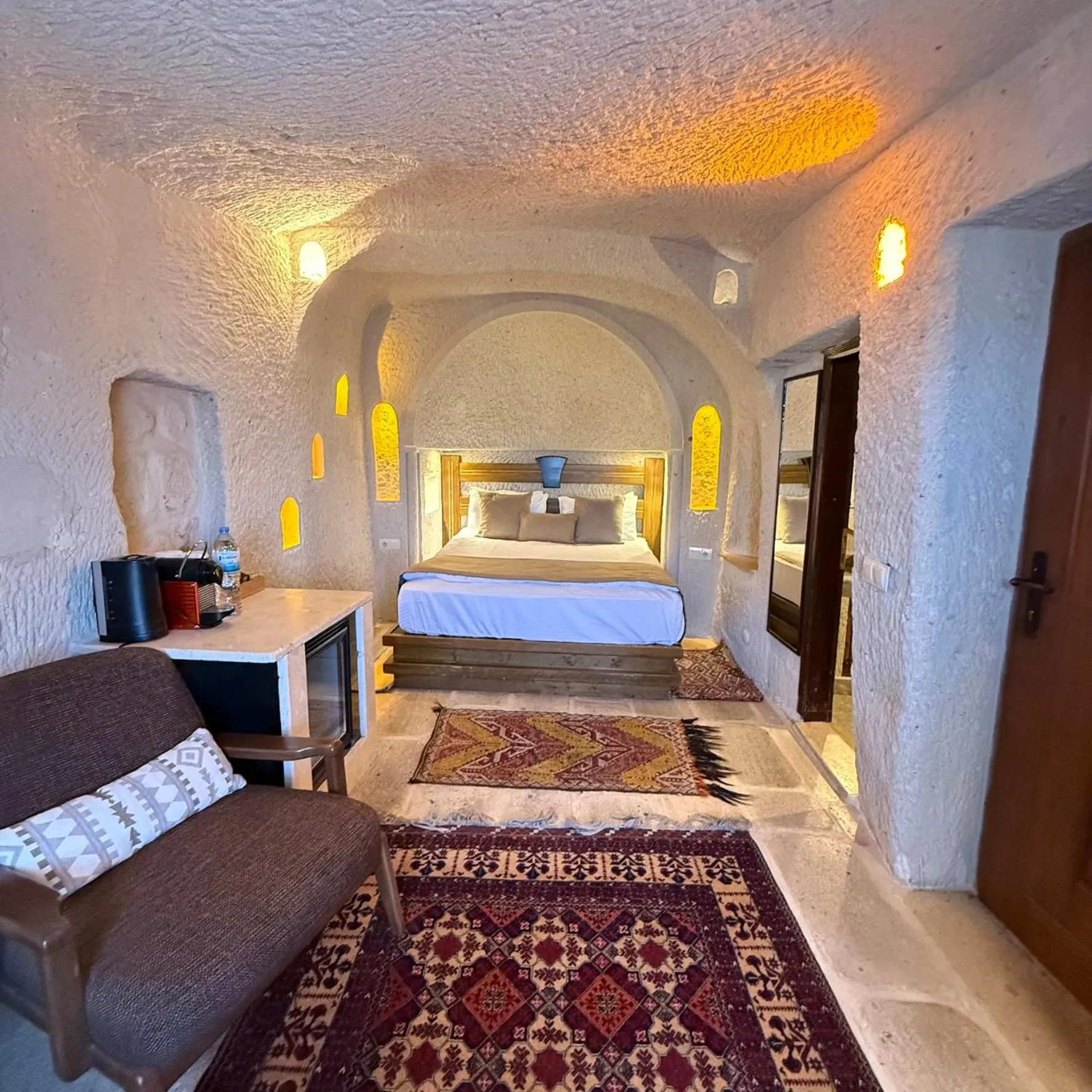 Photo of the whole room, Bed in Local Cave House