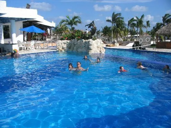 Swimming pool in Sunset Marina Resort