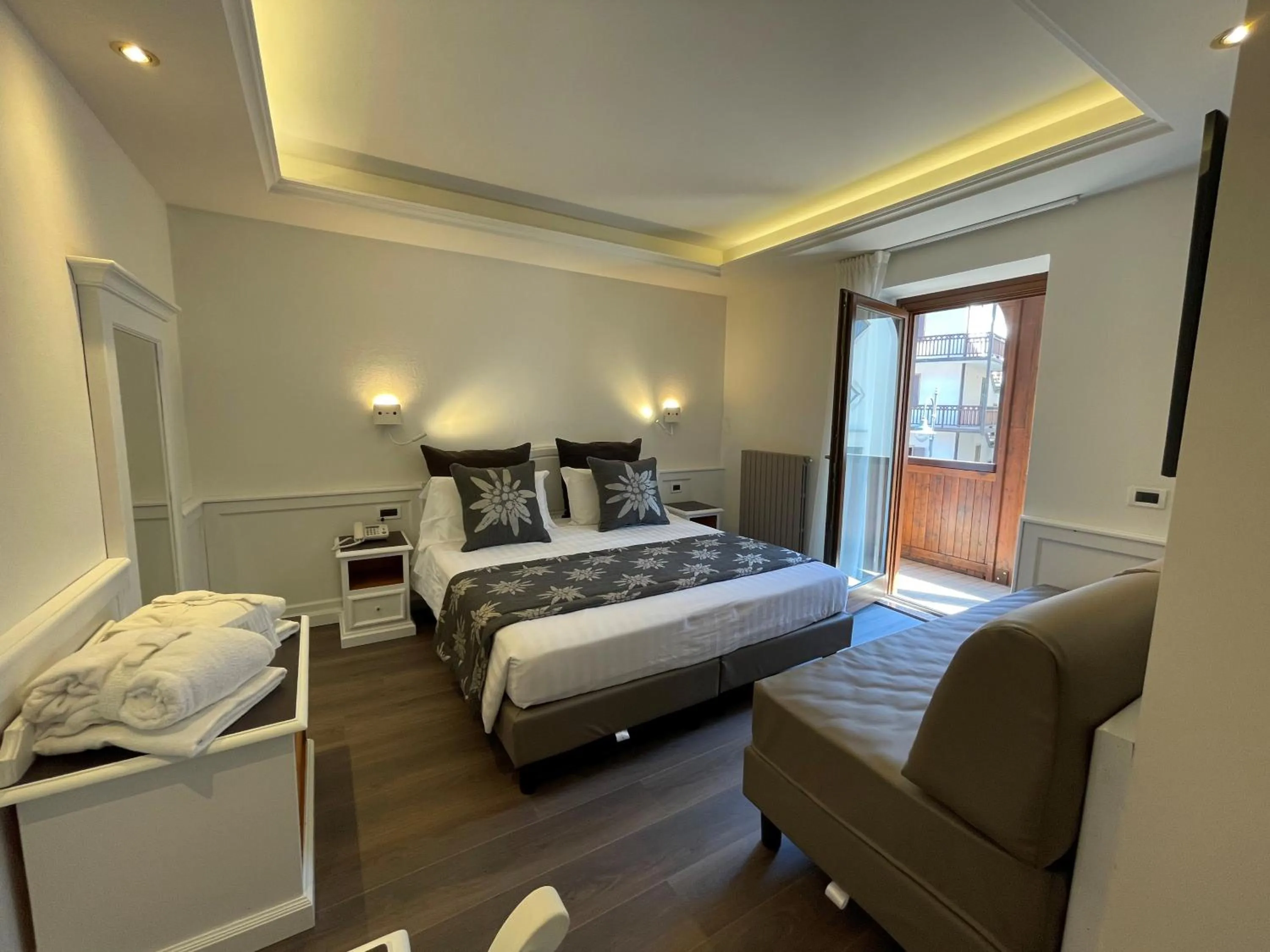 Bed in Hotel Isolabella Wellness