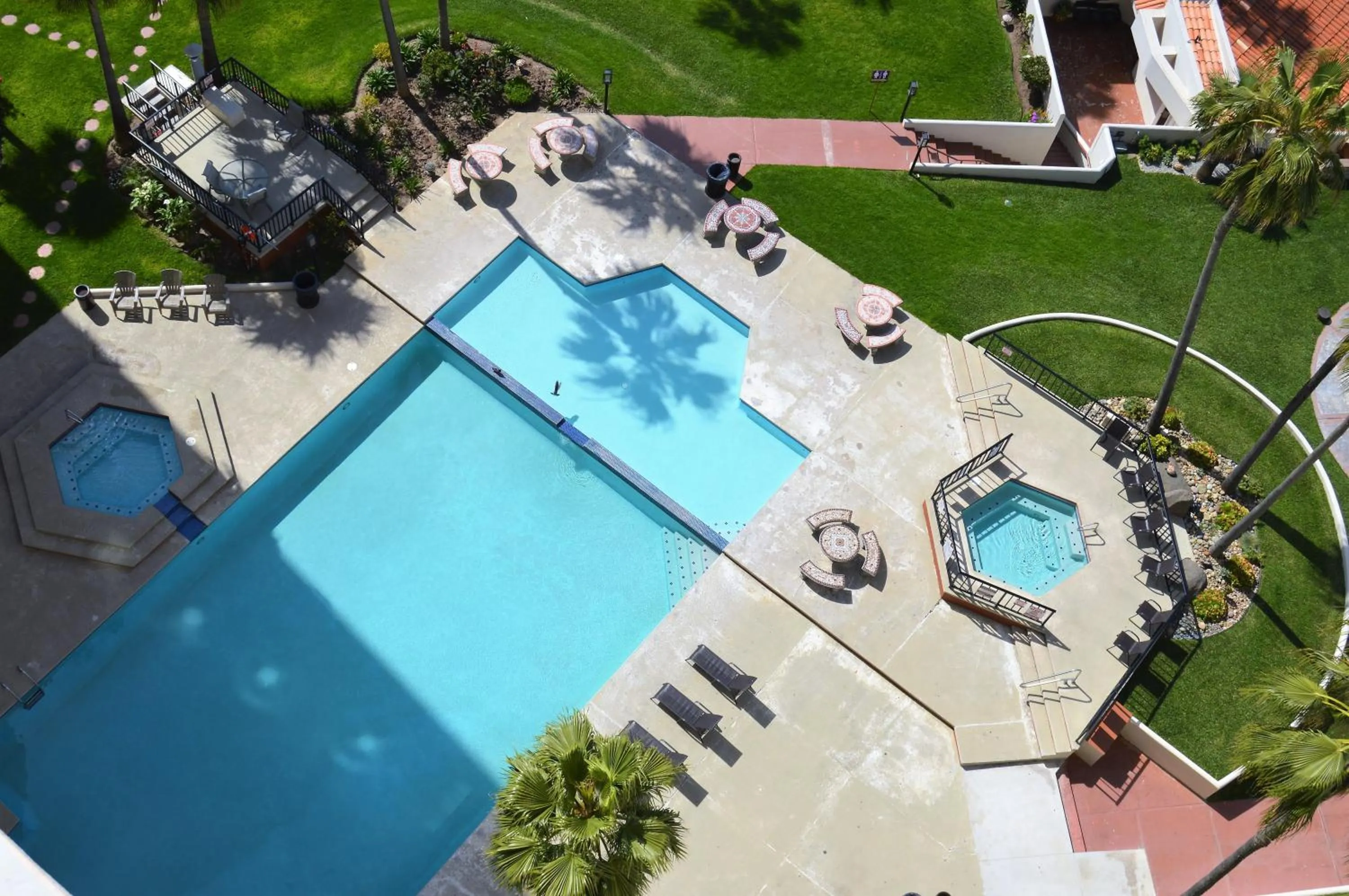 Swimming pool in Rosarito Inn