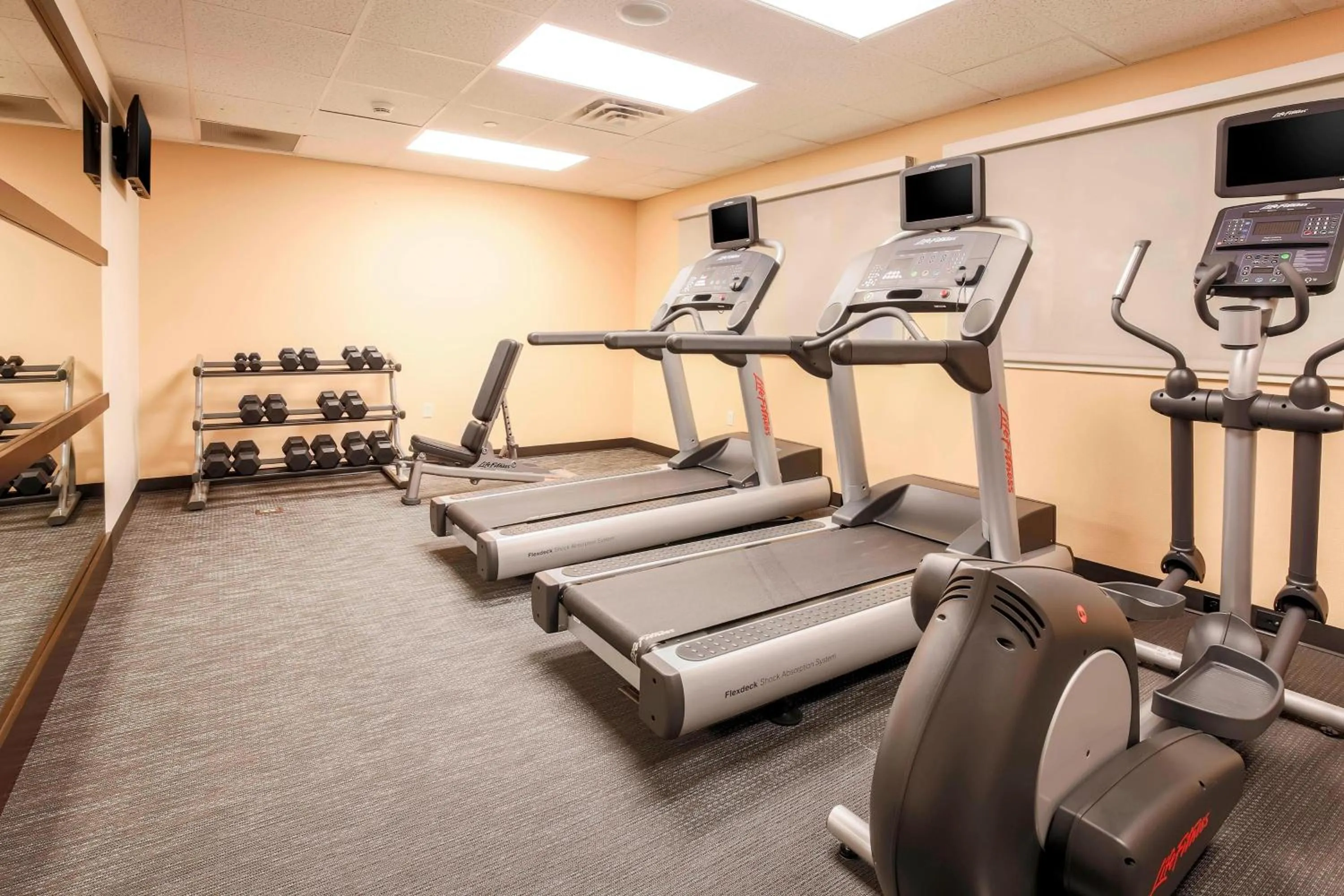 Fitness centre/facilities in Courtyard by Marriott Potomac Mills Woodbridge