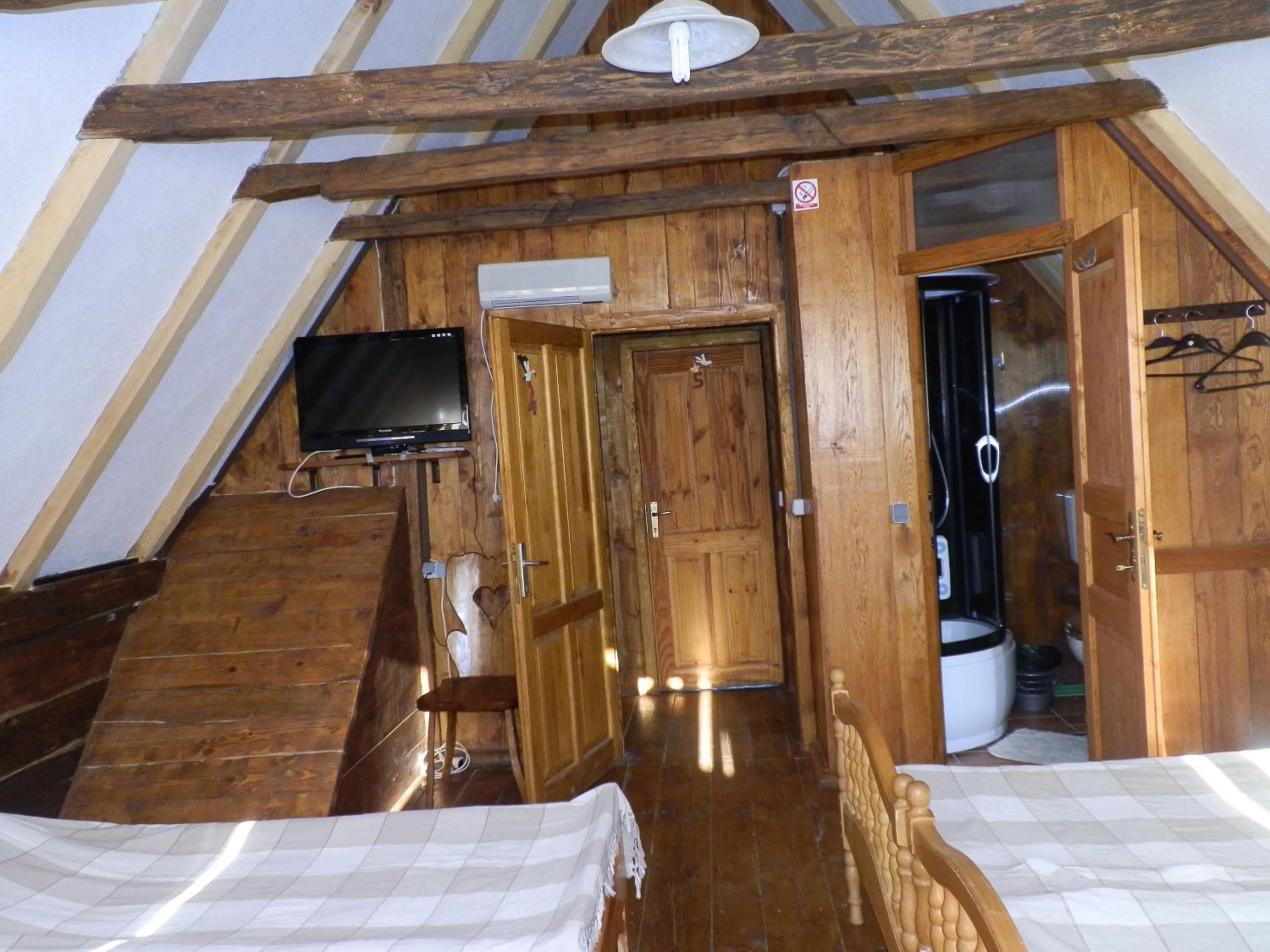 Bed in Tradicije Cigoc