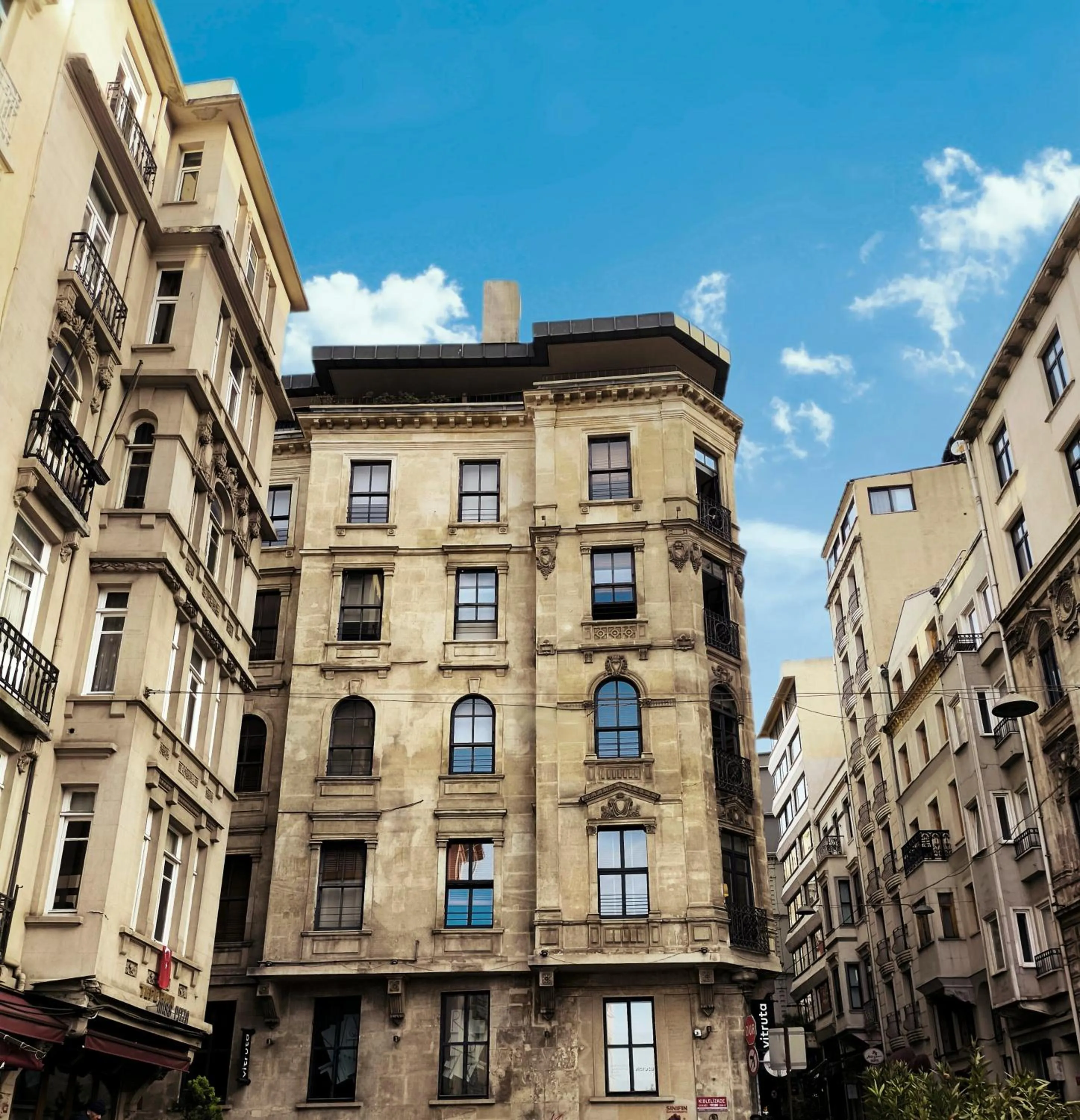 Property building in GALATA M84