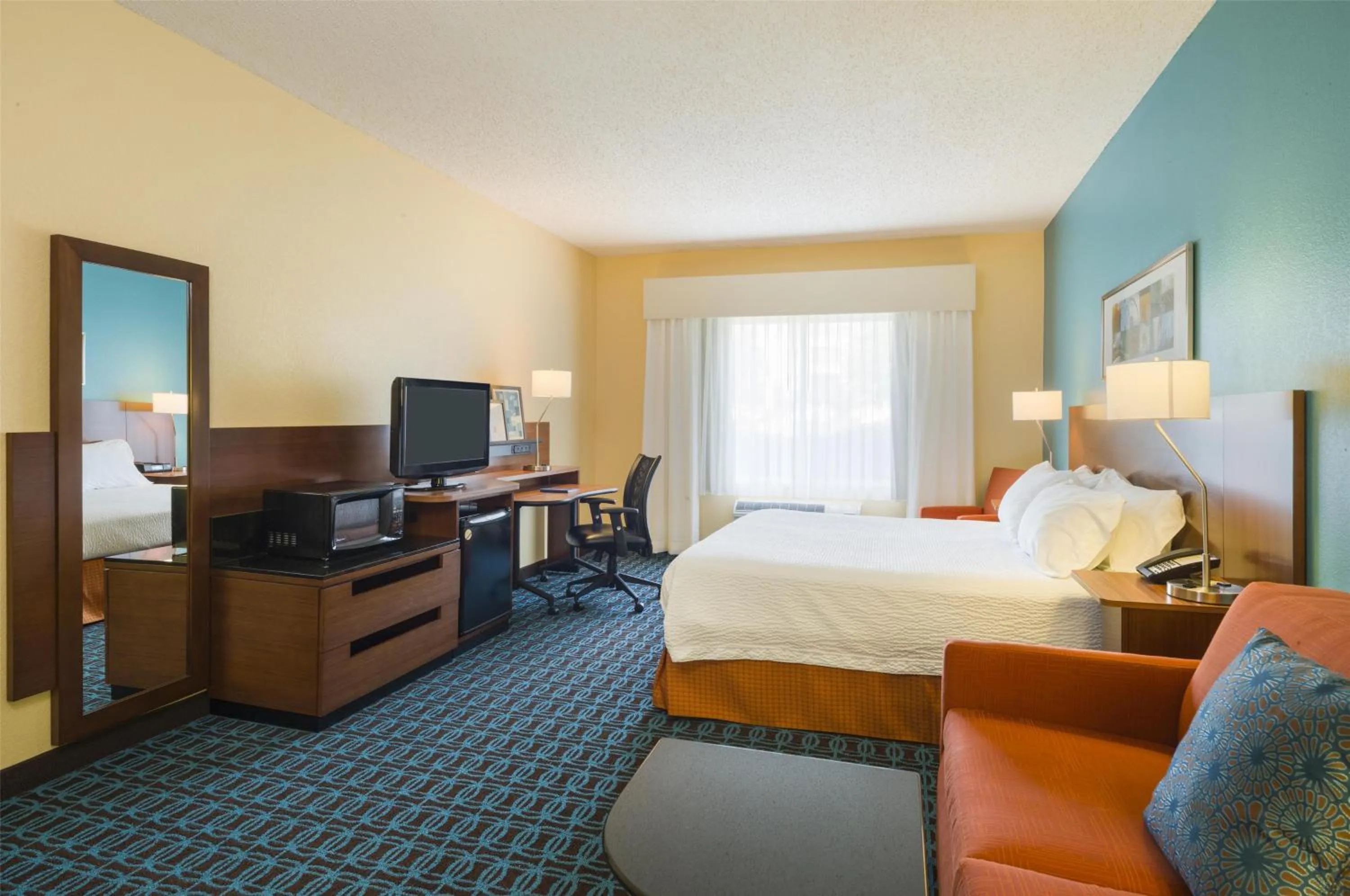 Photo of the whole room, Bed in Best Western Allentown Bethlehem Lehigh Valley Inn & Suites