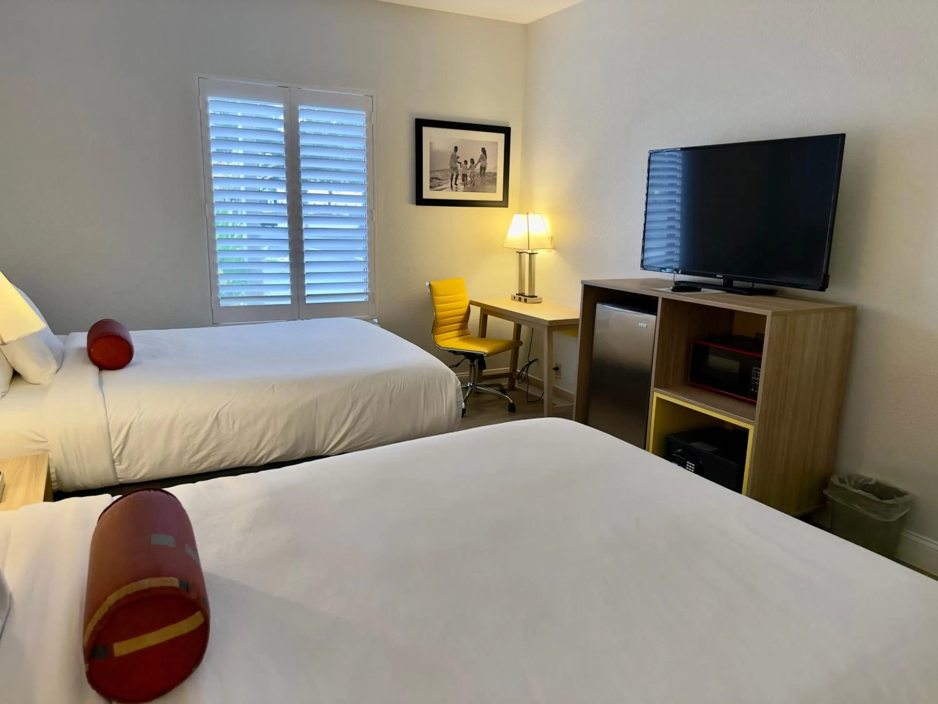 Bed in Days Inn & Suites by Wyndham Lakeland