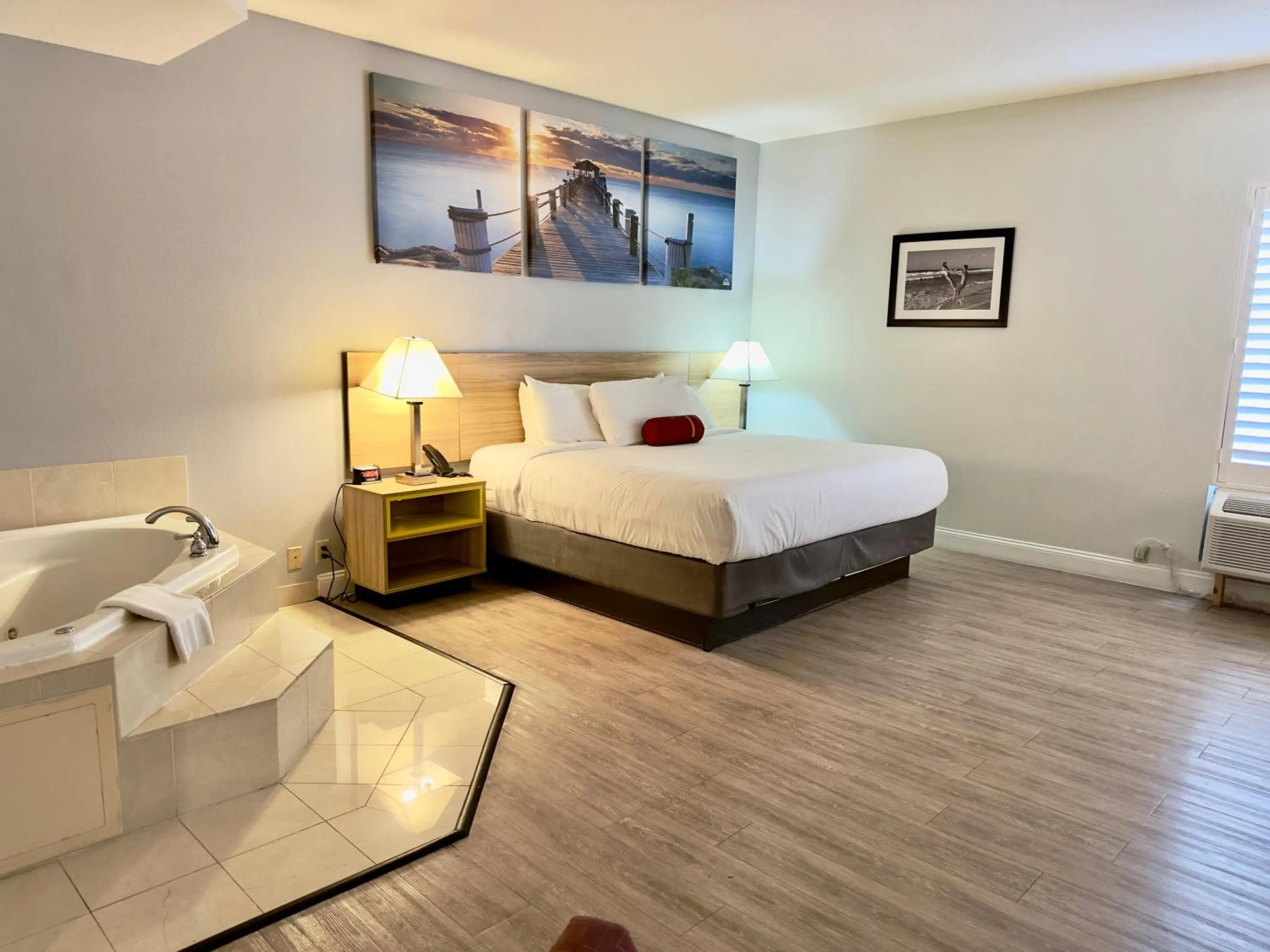 Bedroom, Bed in Days Inn & Suites by Wyndham Lakeland