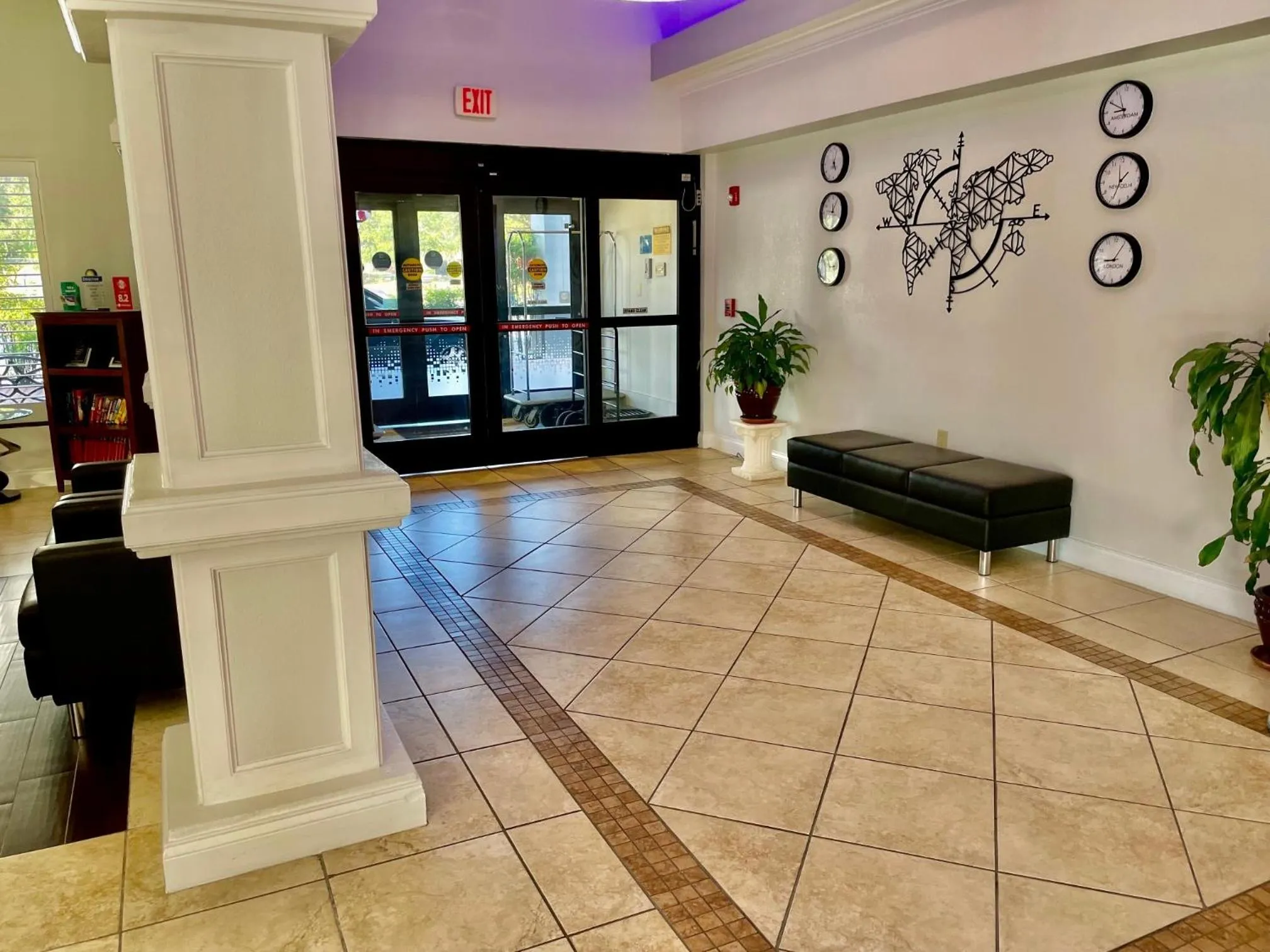 Facade/entrance in Days Inn & Suites by Wyndham Lakeland