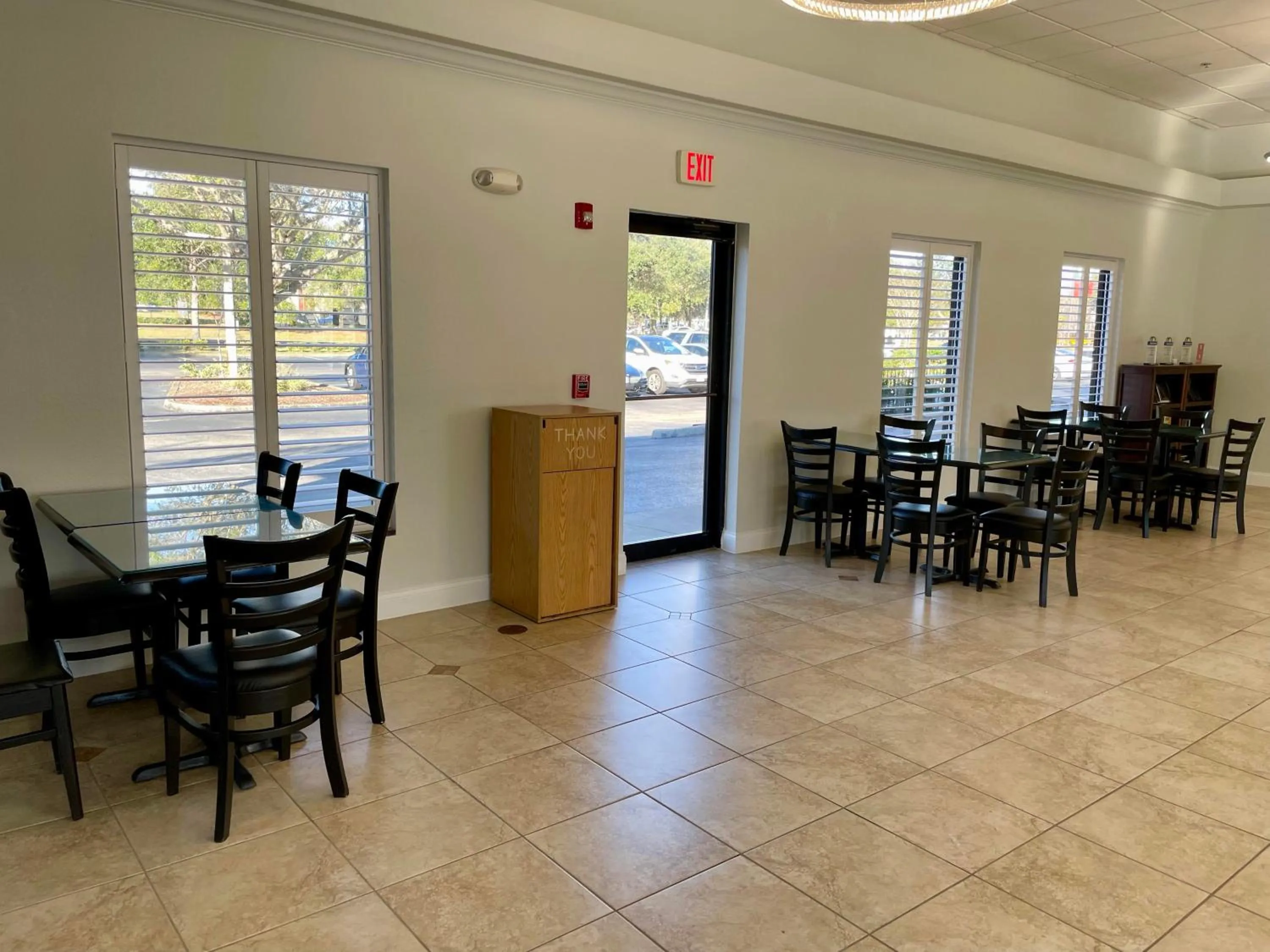 Lounge or bar in Days Inn & Suites by Wyndham Lakeland