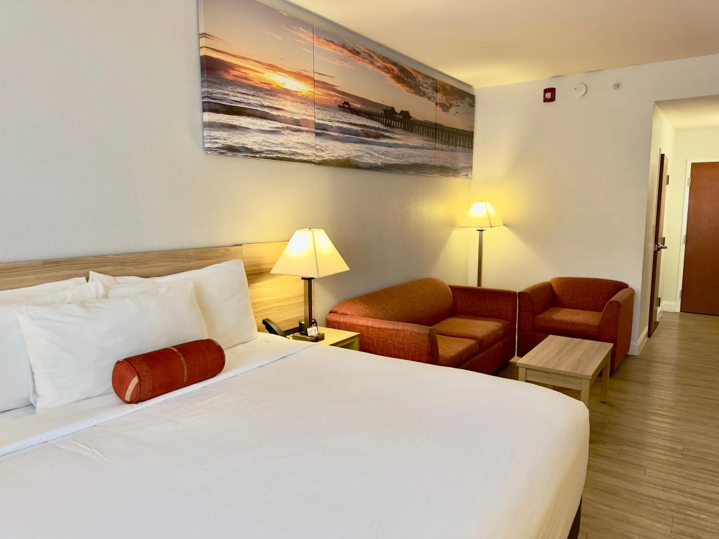 Bed in Days Inn & Suites by Wyndham Lakeland