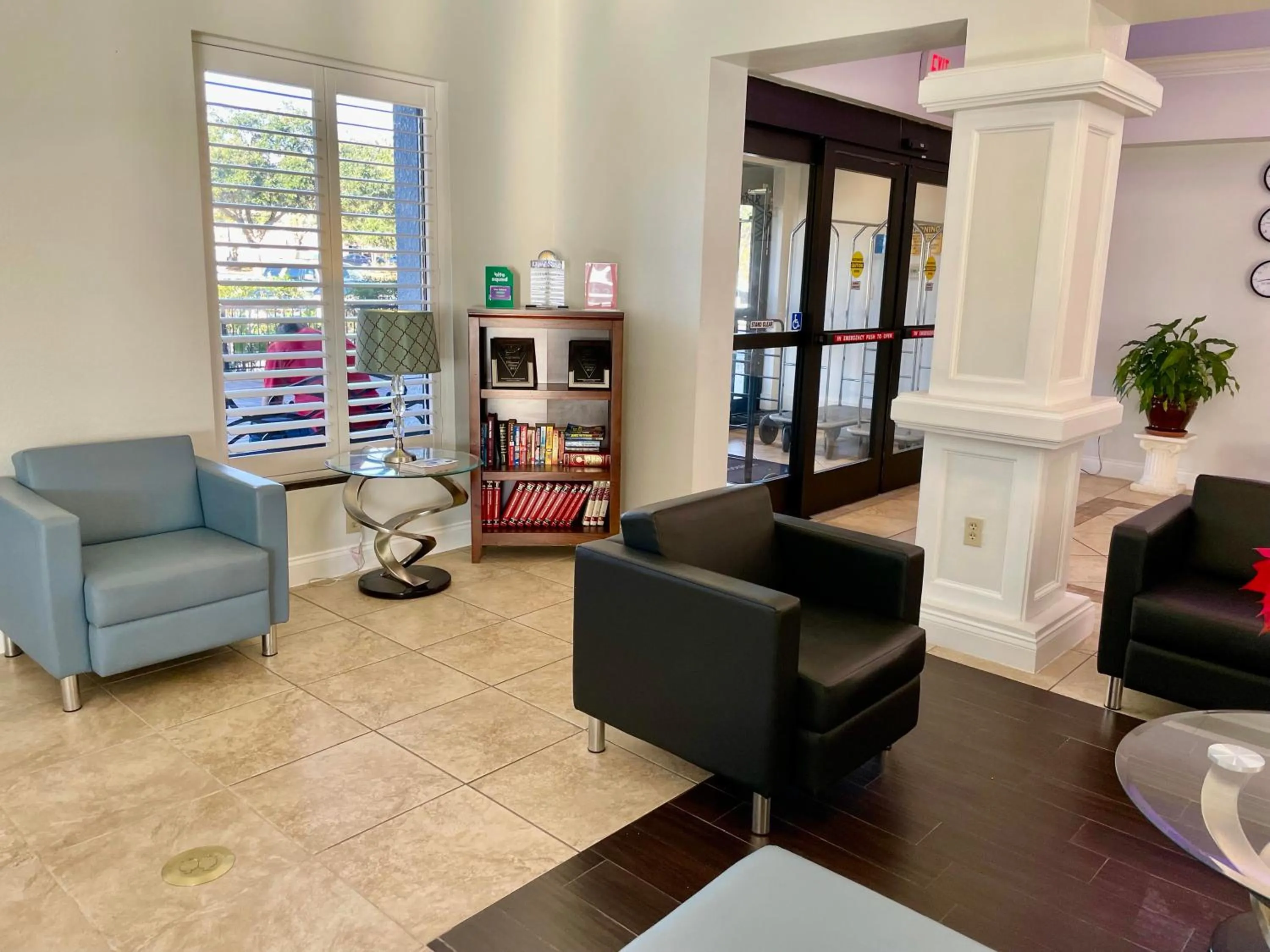 Facade/entrance in Days Inn & Suites by Wyndham Lakeland