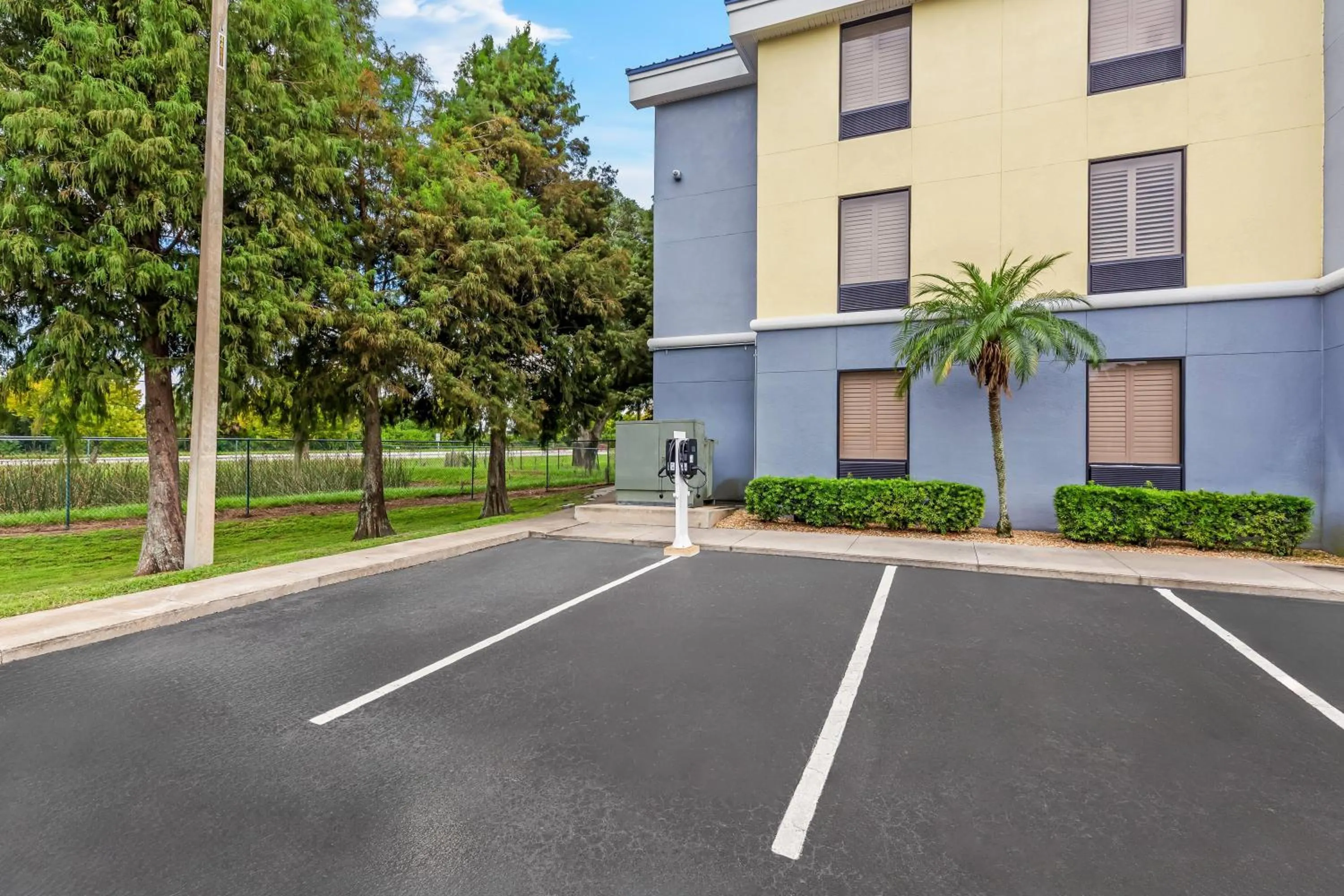 Property building in Days Inn & Suites by Wyndham Lakeland