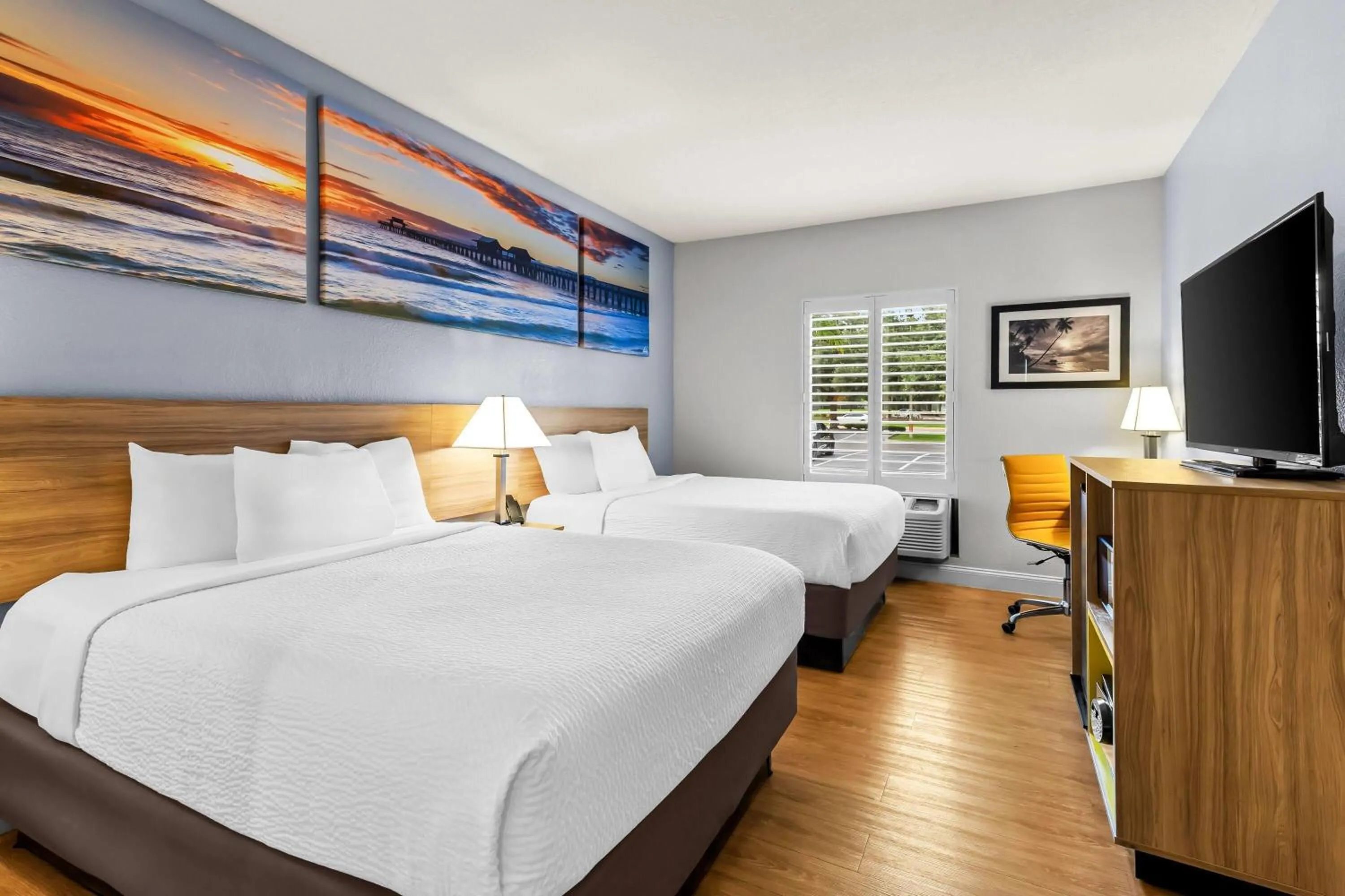 Bed in Days Inn & Suites by Wyndham Lakeland