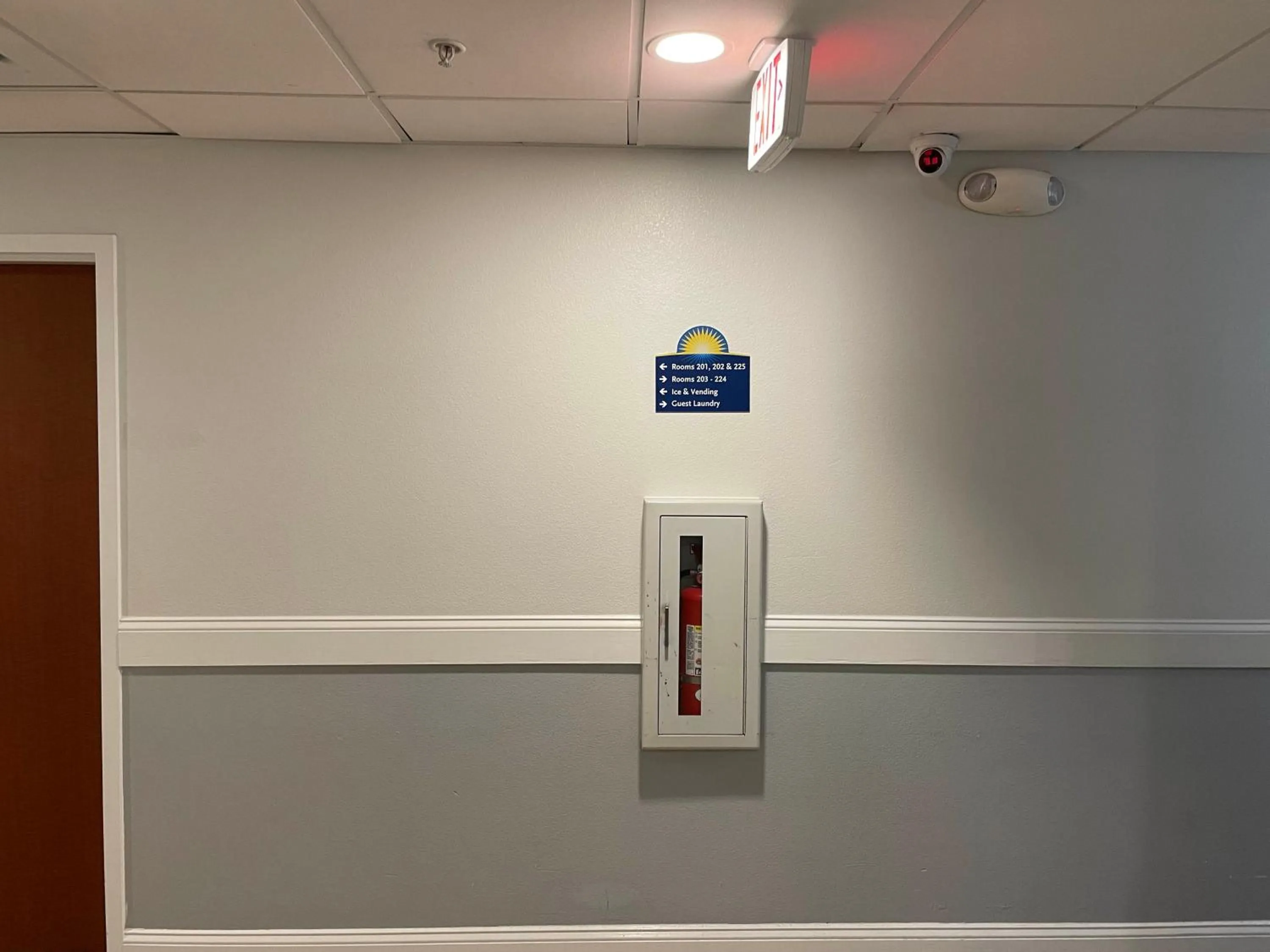 Property building in Days Inn & Suites by Wyndham Lakeland