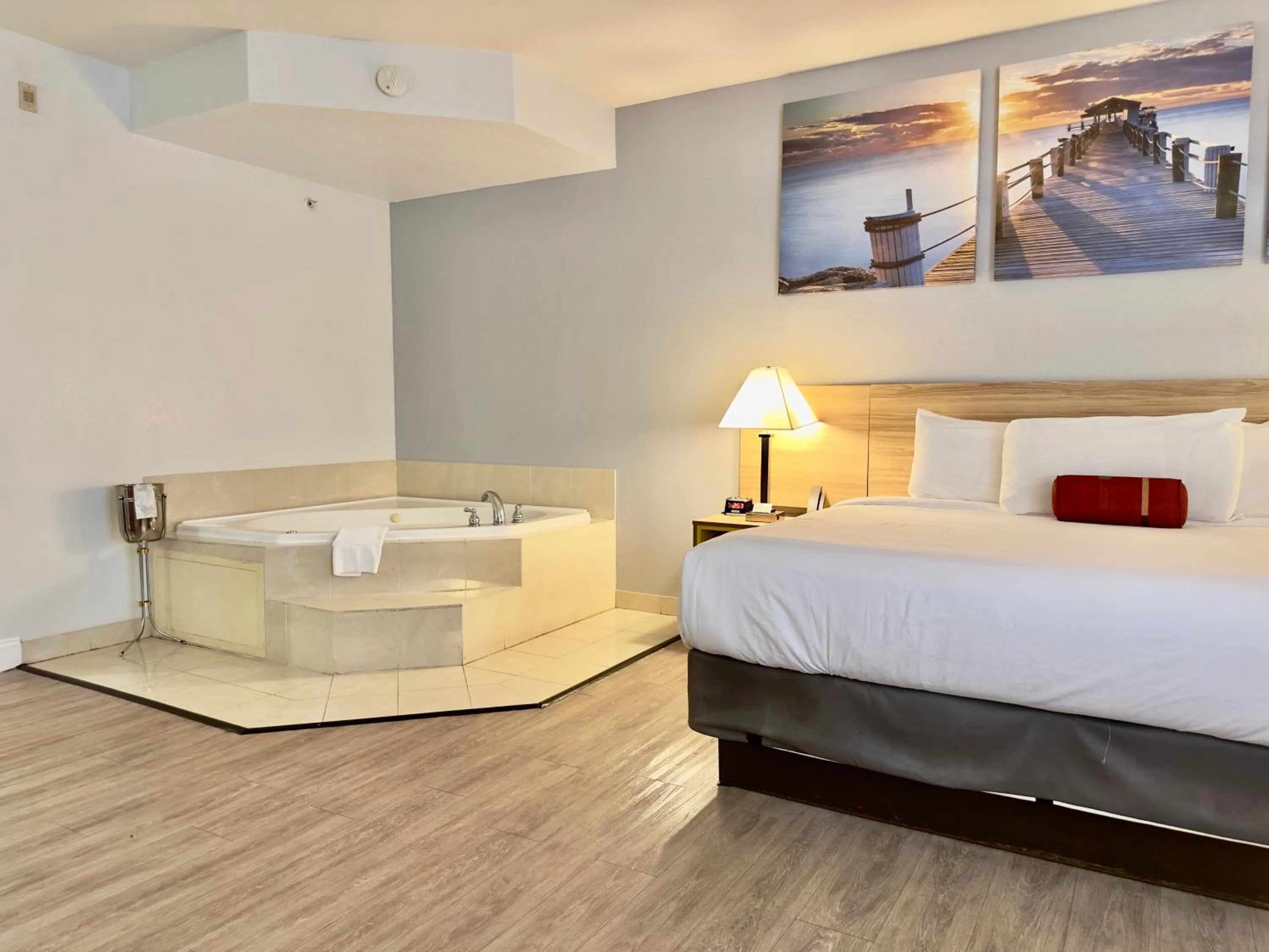 Bedroom, Bed in Days Inn & Suites by Wyndham Lakeland