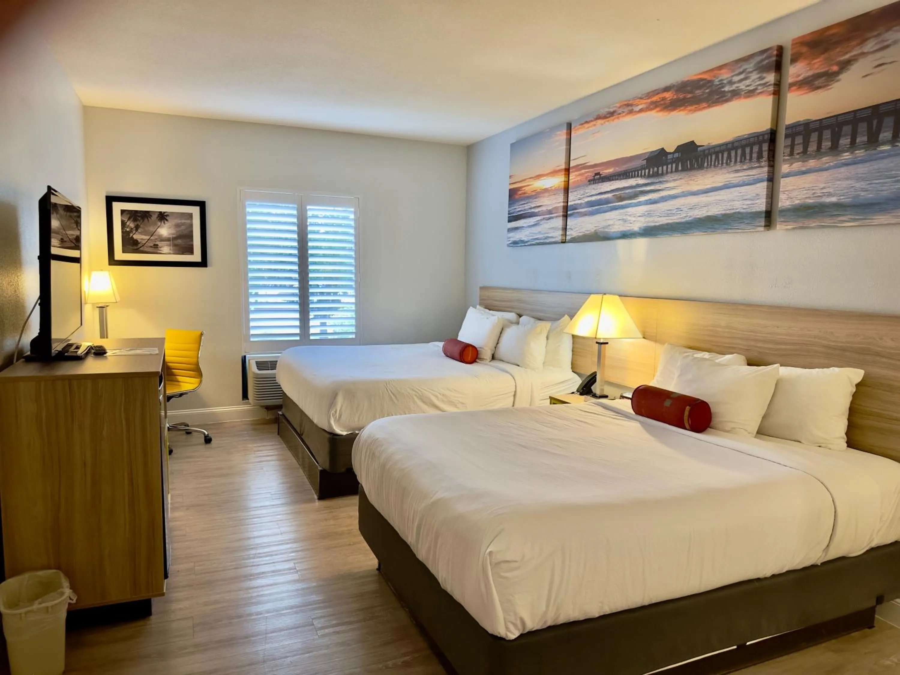 Bedroom, Bed in Days Inn & Suites by Wyndham Lakeland