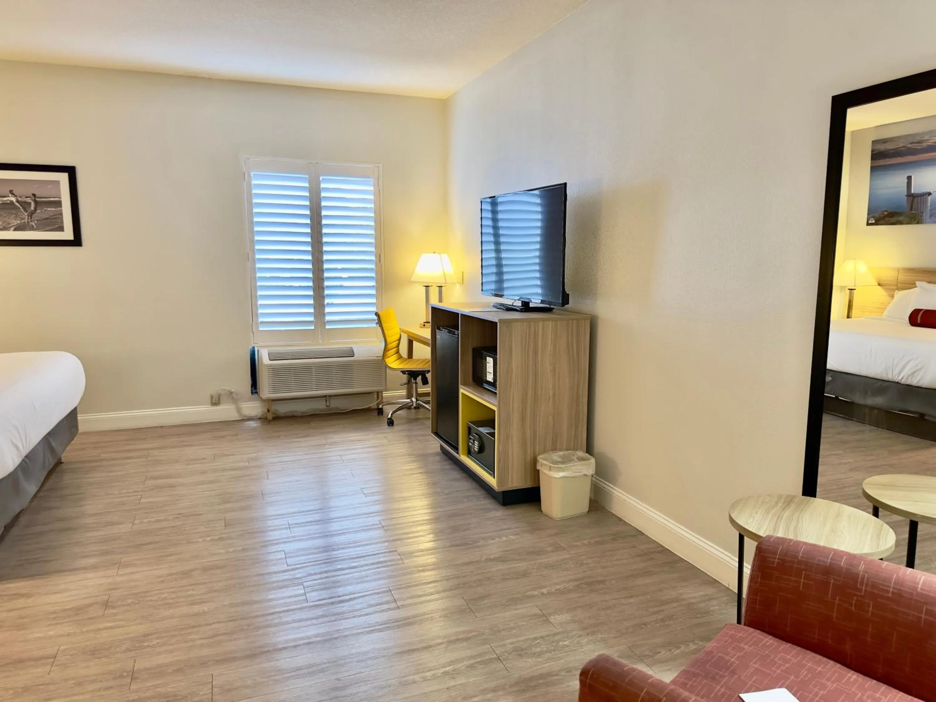 Bedroom, Bed in Days Inn & Suites by Wyndham Lakeland