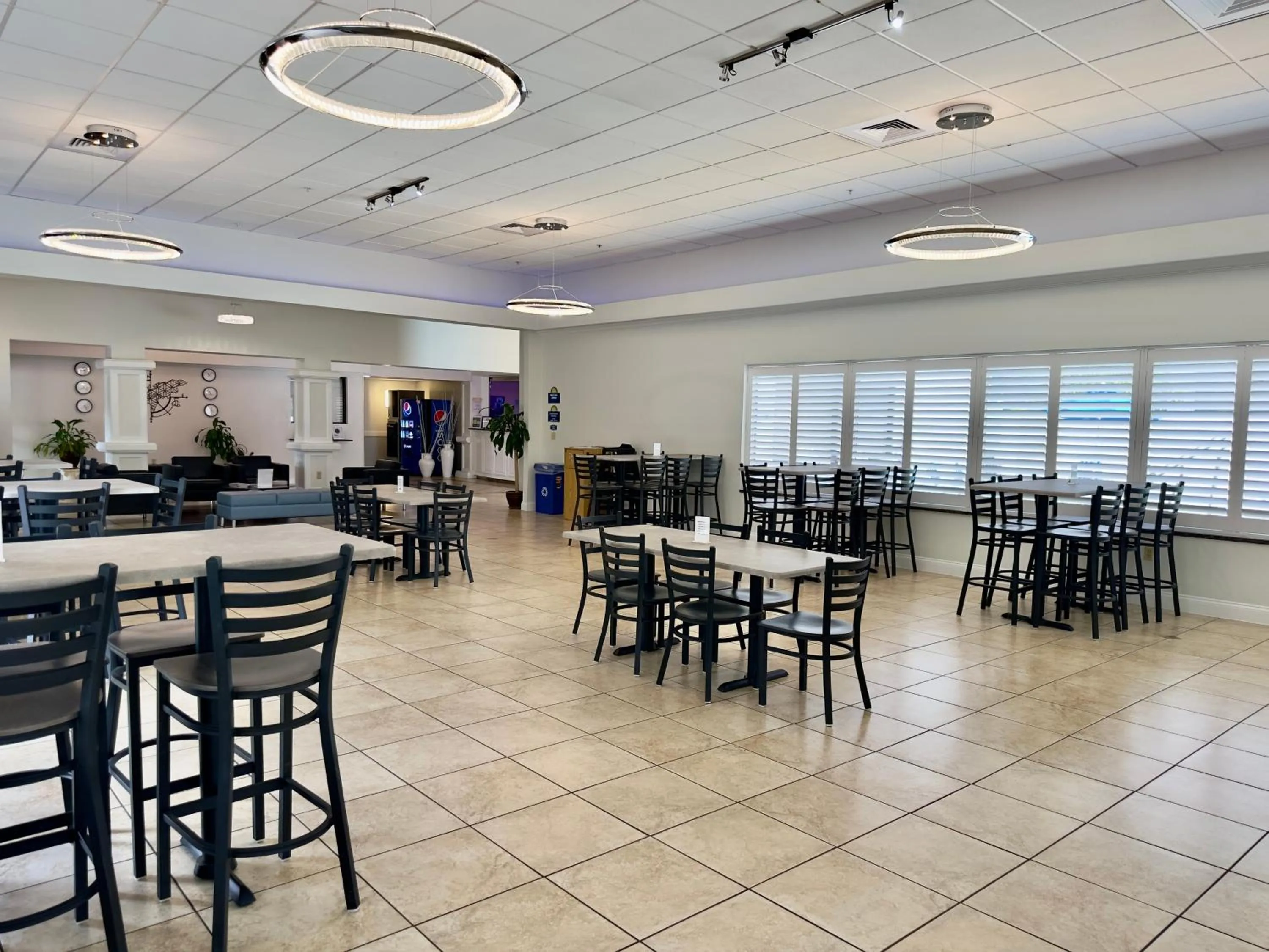 Restaurant/places to eat in Days Inn & Suites by Wyndham Lakeland