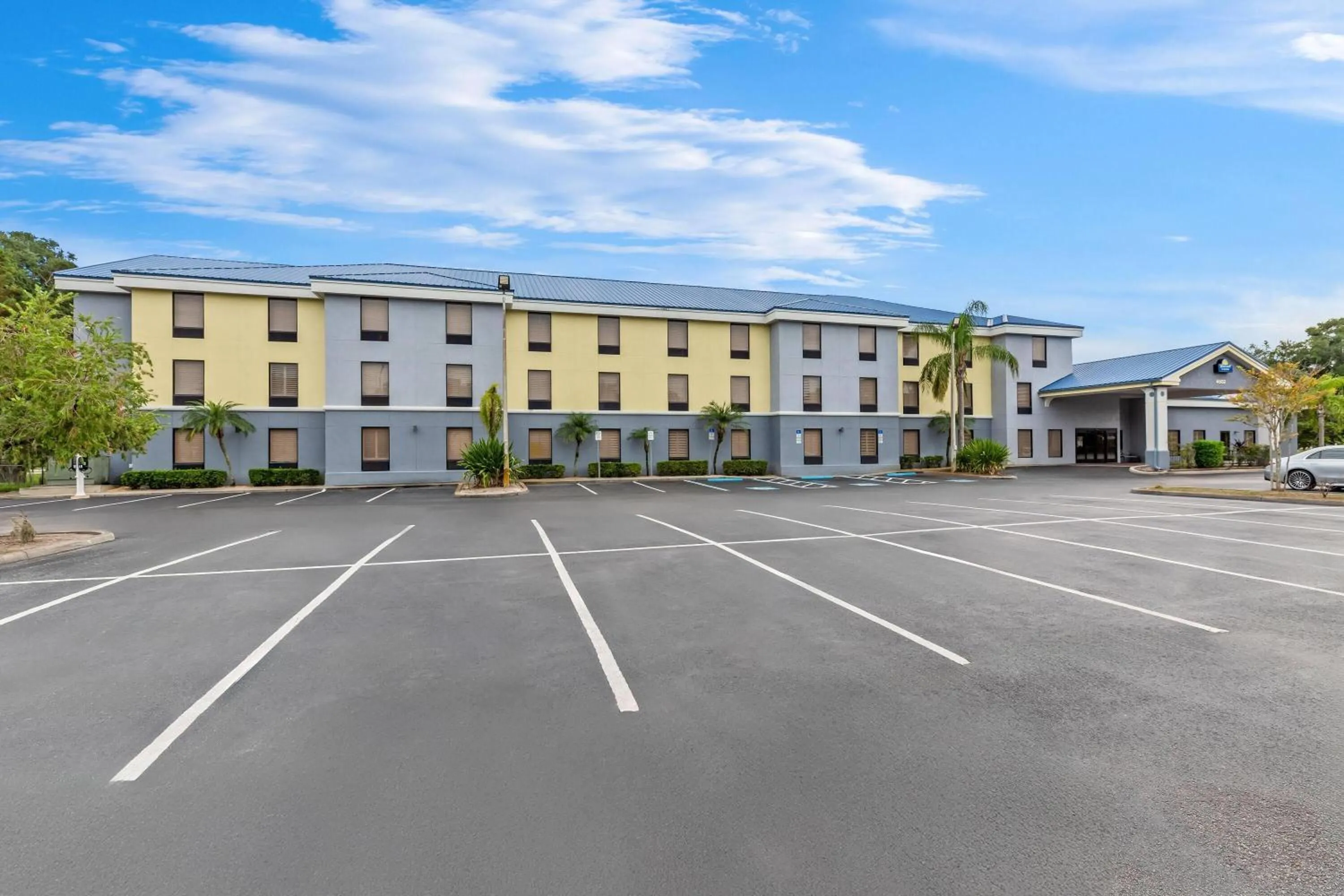 Property building in Days Inn & Suites by Wyndham Lakeland