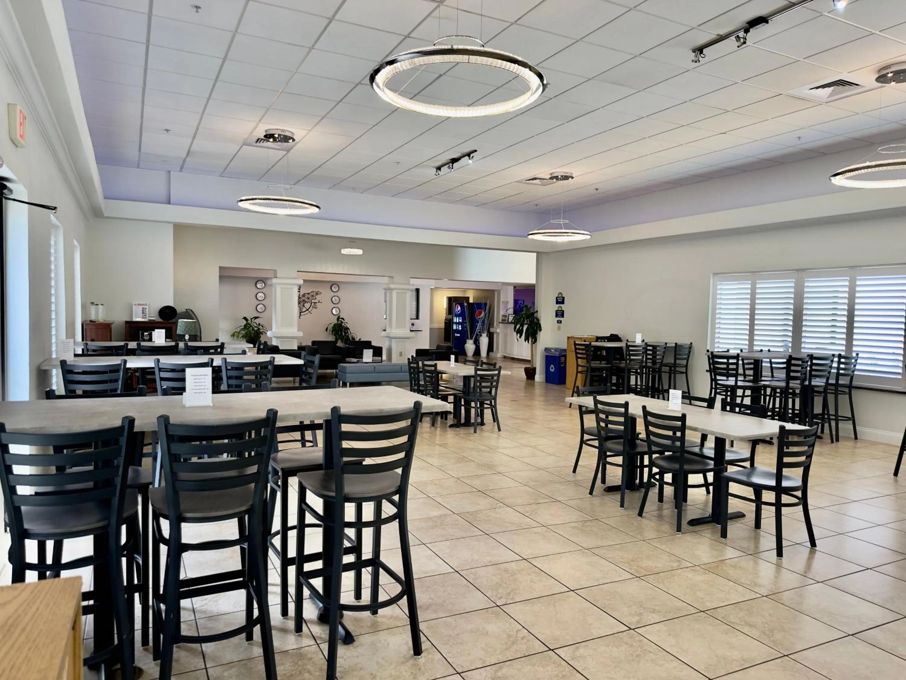 Restaurant/places to eat in Days Inn & Suites by Wyndham Lakeland